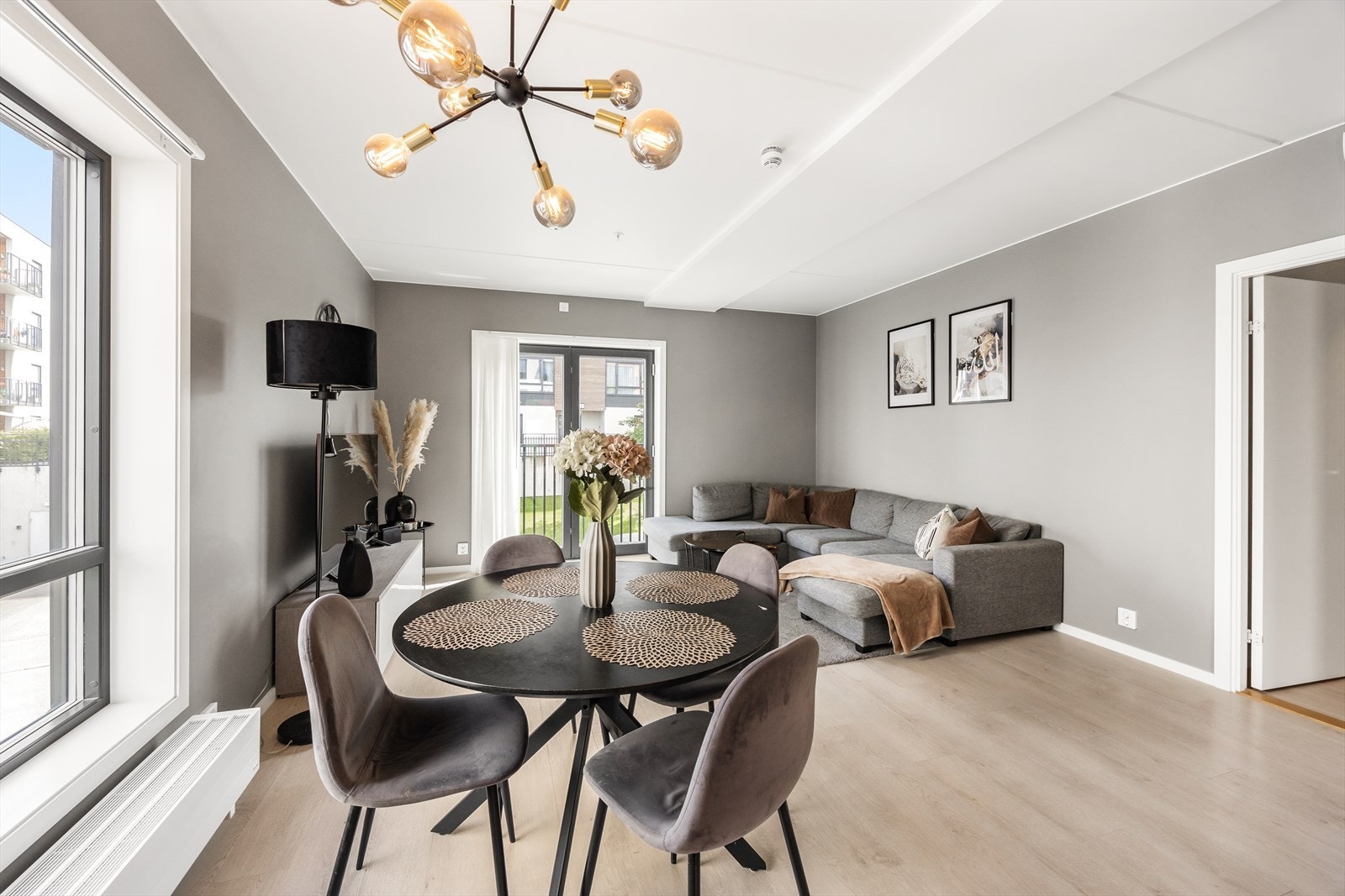 Stuen har god plass til en stor sofagruppe for avslapning og hygge. Galleribilde