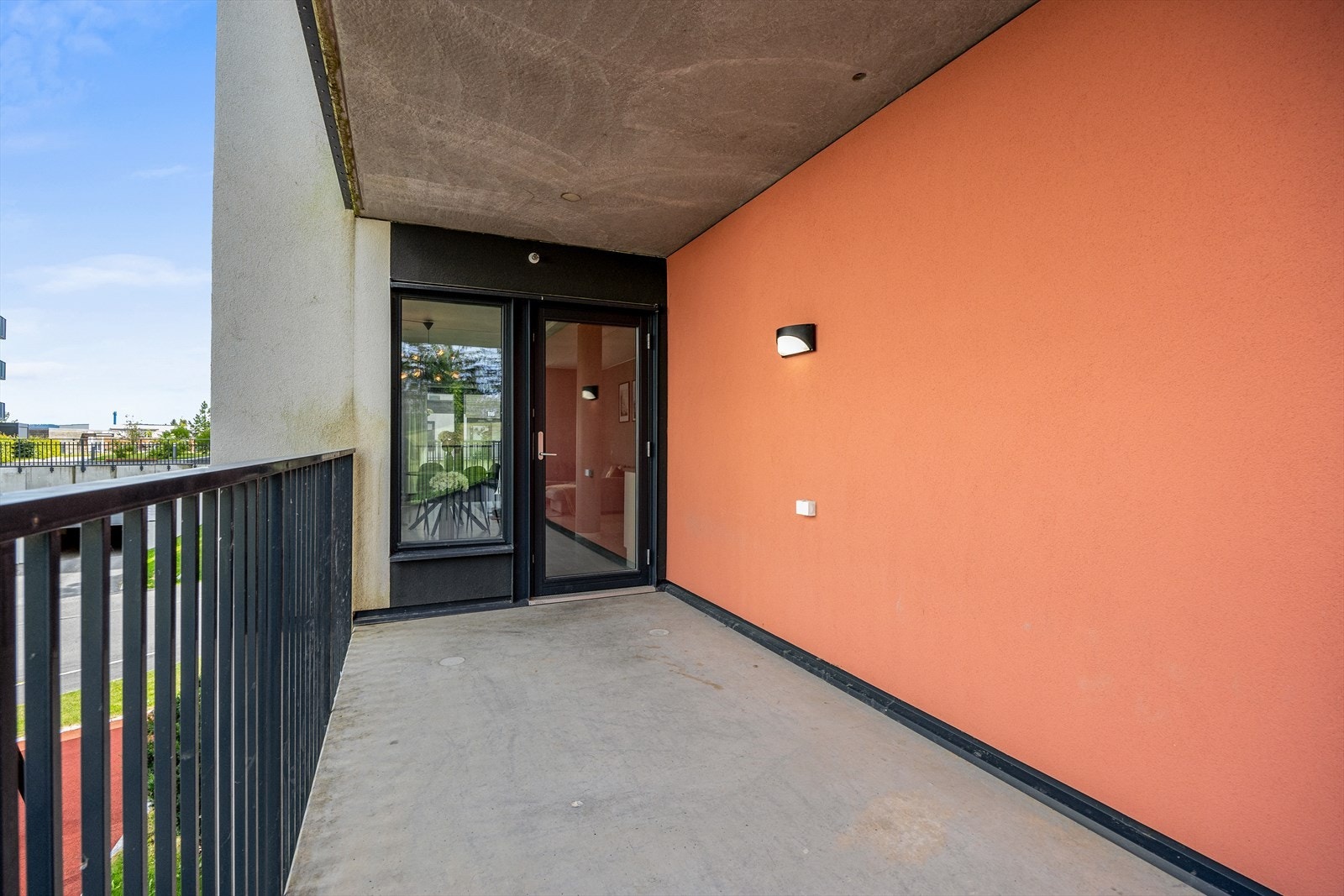 Nyt utelivet på den romslige balkongen på ca. 11m². Galleribilde