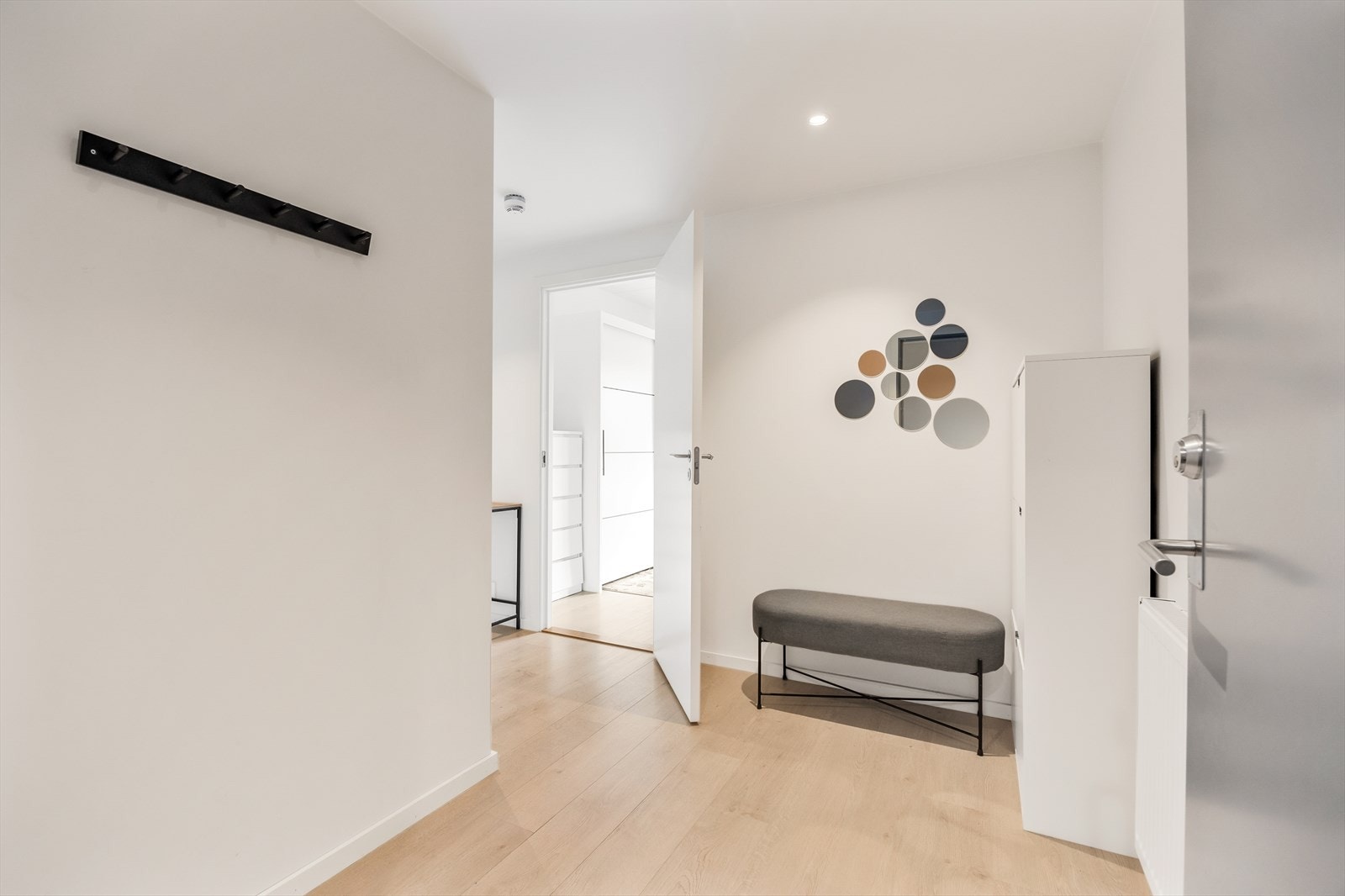 Fra entréen åpner leiligheten seg opp med en fin flyt mellom rommene. Galleribilde