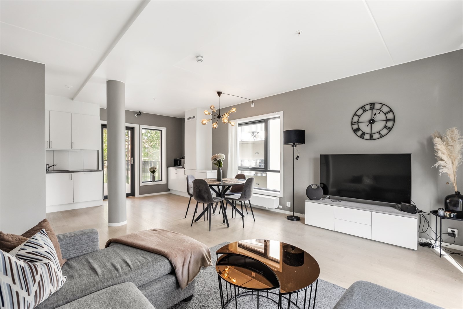 Sosial og åpen stue- og kjøkkenløsning med plass til både sofagruppe og spisebord. Galleribilde