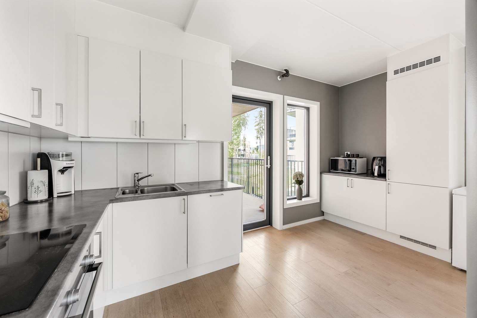 Kjøkkenet har rikelig med skapplass og en smart, arealeffektiv utforming. Galleribilde