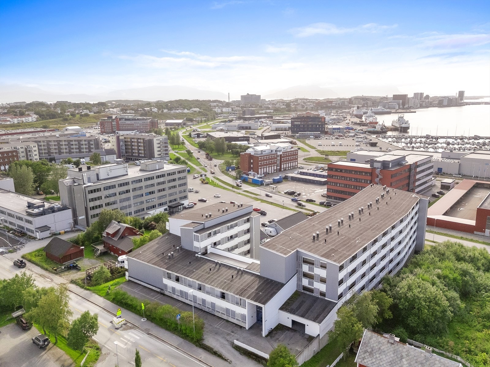 Her bor du med kort vei til Bodø sentrum og nært alt du måtte trenge, dagligvarebutikker, skoler, barnehager og buss - stopp i umiddelbar nærhet. Galleribilde