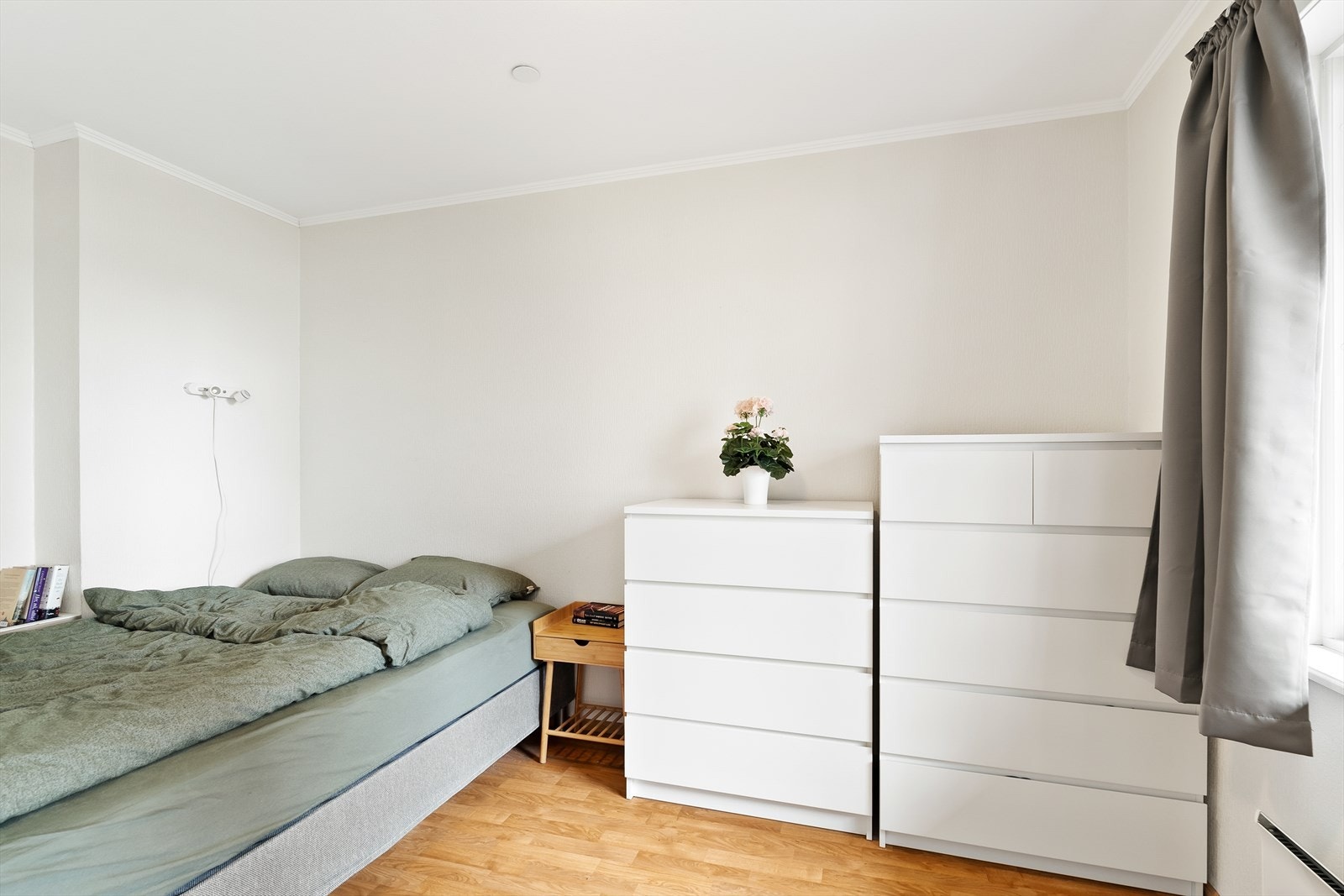 Romslig soverom med god plass til romslig seng, garderobeskap, kommoder eller skrivebord. Galleribilde
