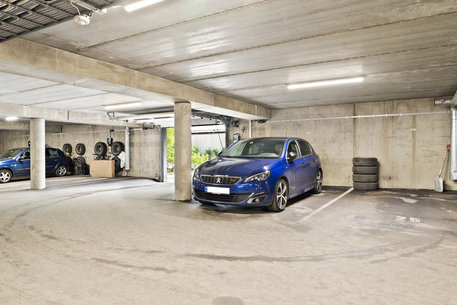 Fast parkeringsplass i garasjeanlegget medfølger. Galleribilde