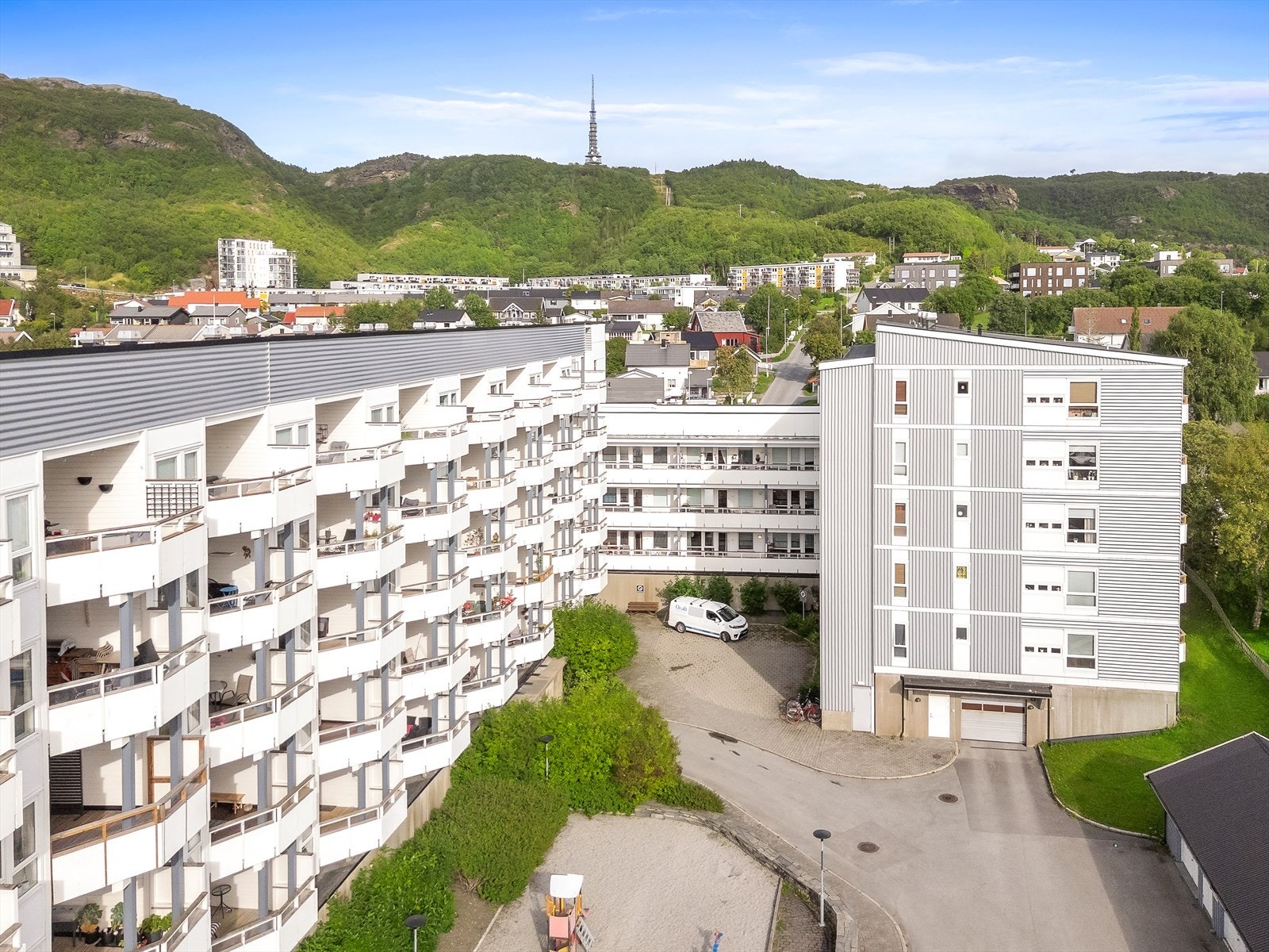 Fasade. Det er gjeste parkeringsplasser i brl. Galleribilde