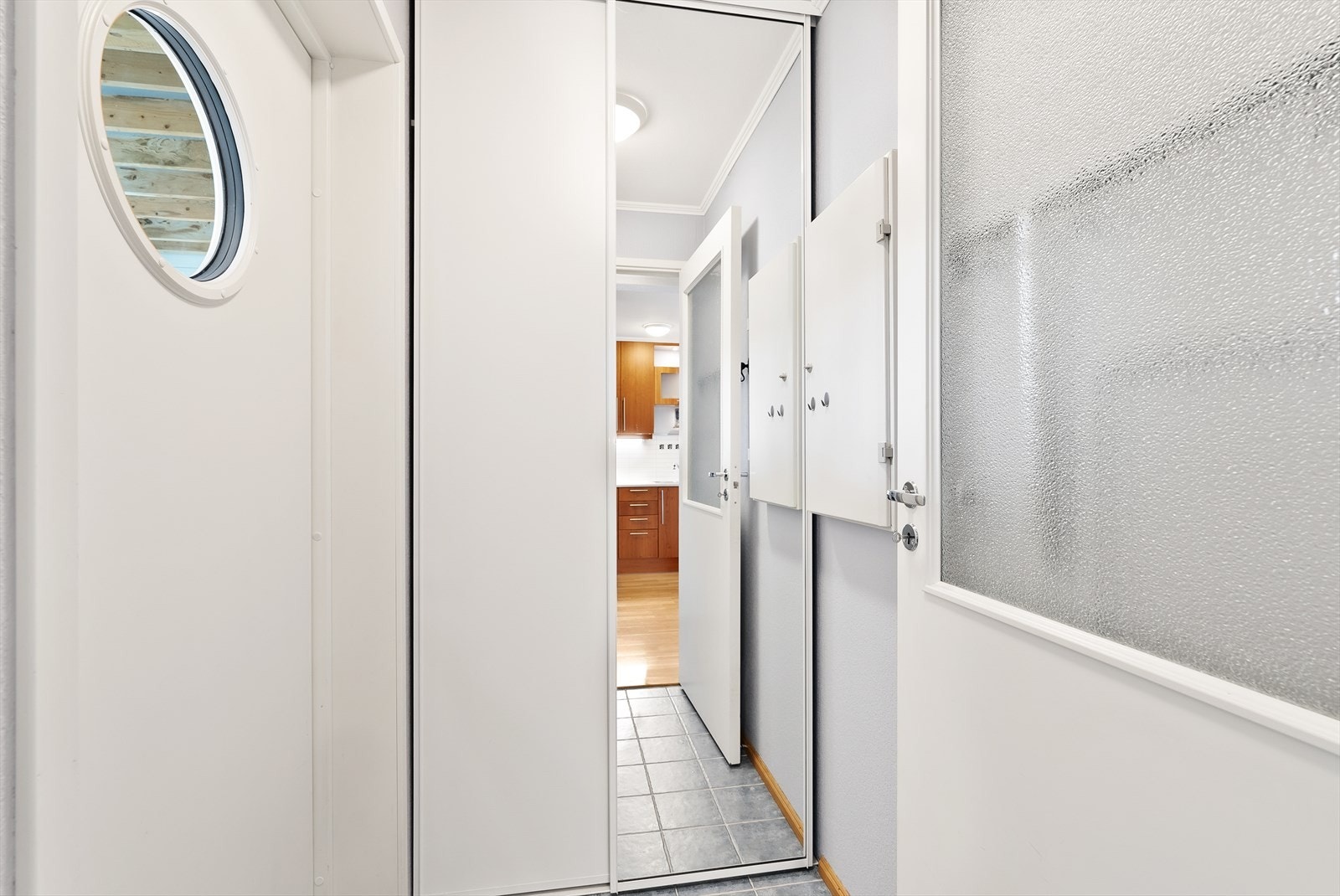 Gang med skyvedørsgarderobe. Galleribilde