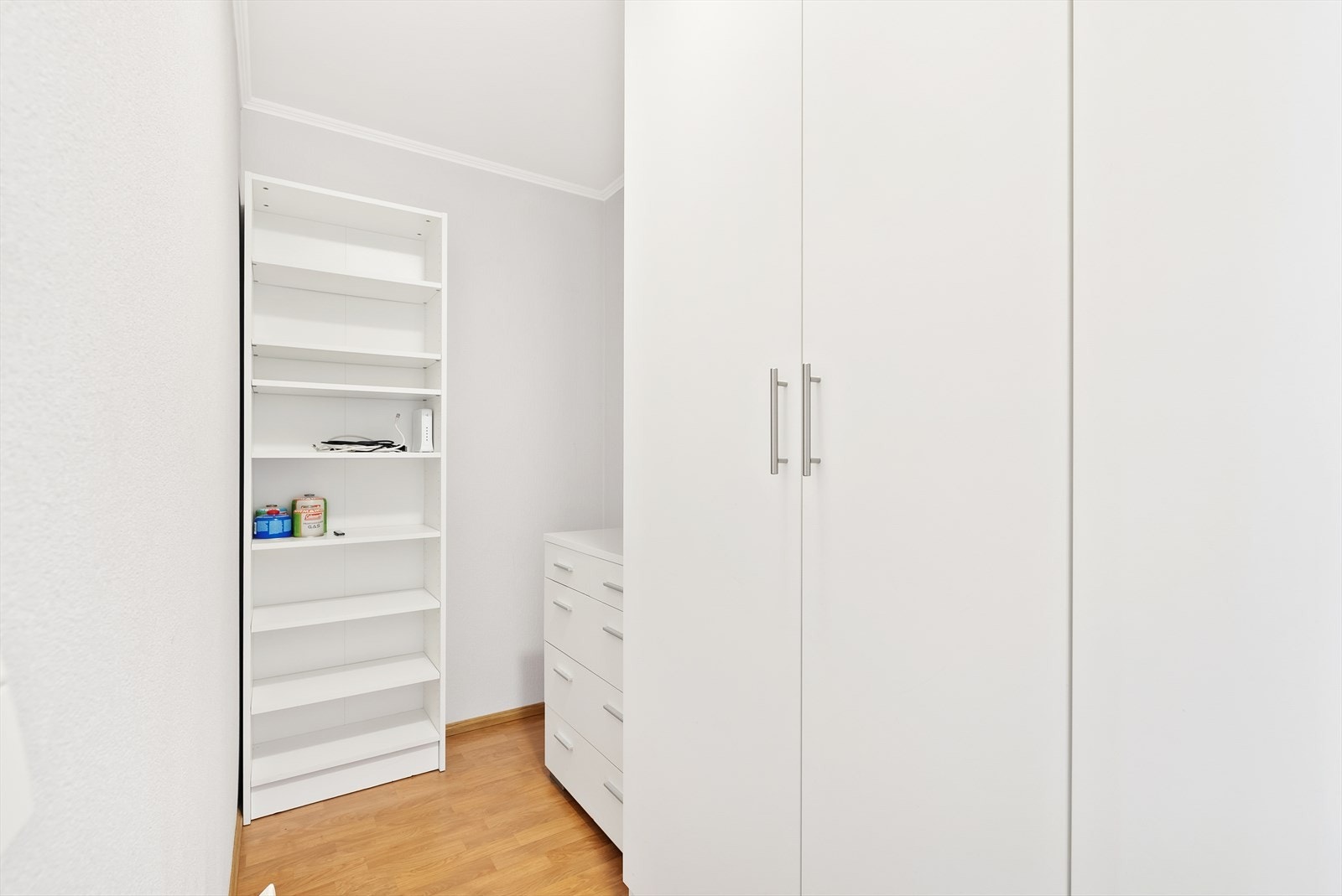 Stor inne bod innredet med flere skap. Galleribilde