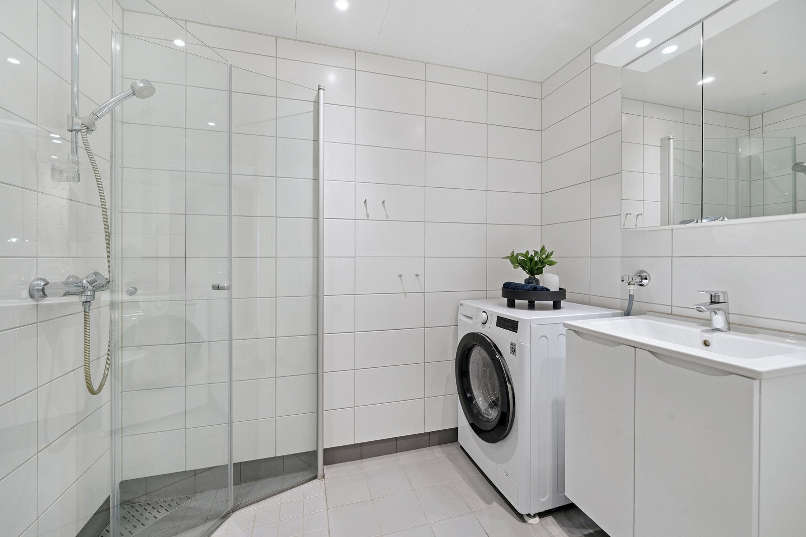 Badet er lyst og romslig, med opplegg for vaskemaskin. Galleribilde