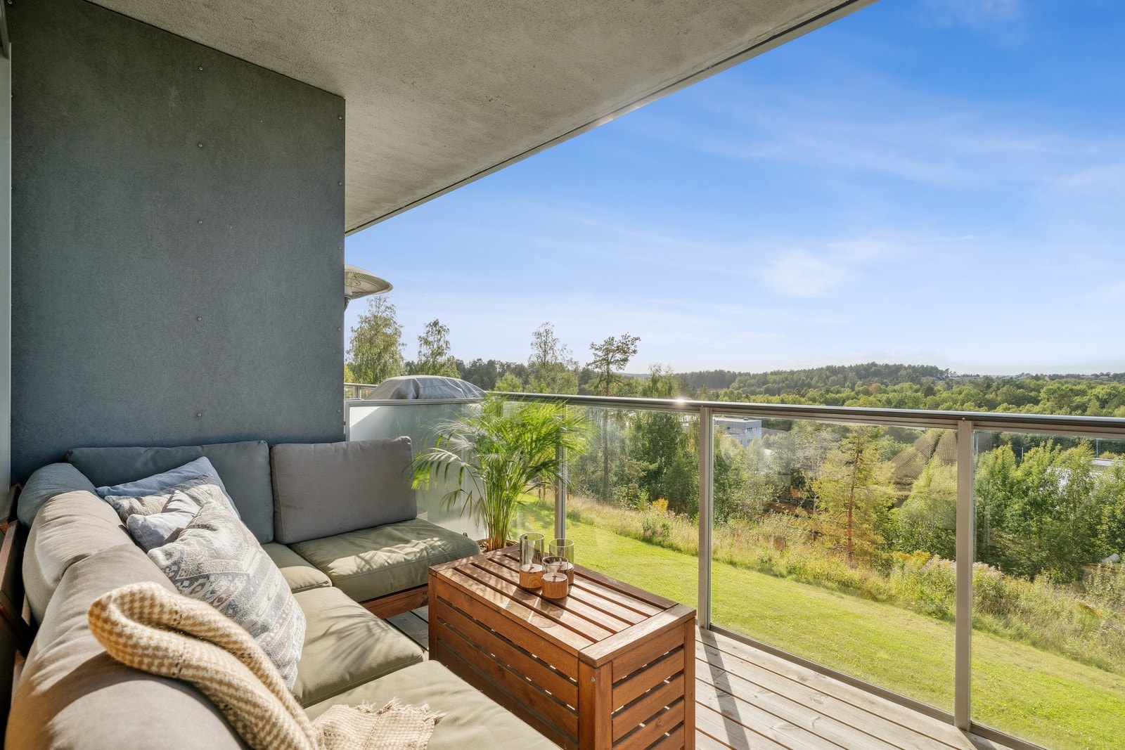 Fra den vestvendte balkongen kan du nyte en fantastisk panoramautsikt mot omgivelsene og byen ? perfekt for lange sommerkvelder med solnedgangen i horisonten. Galleribilde