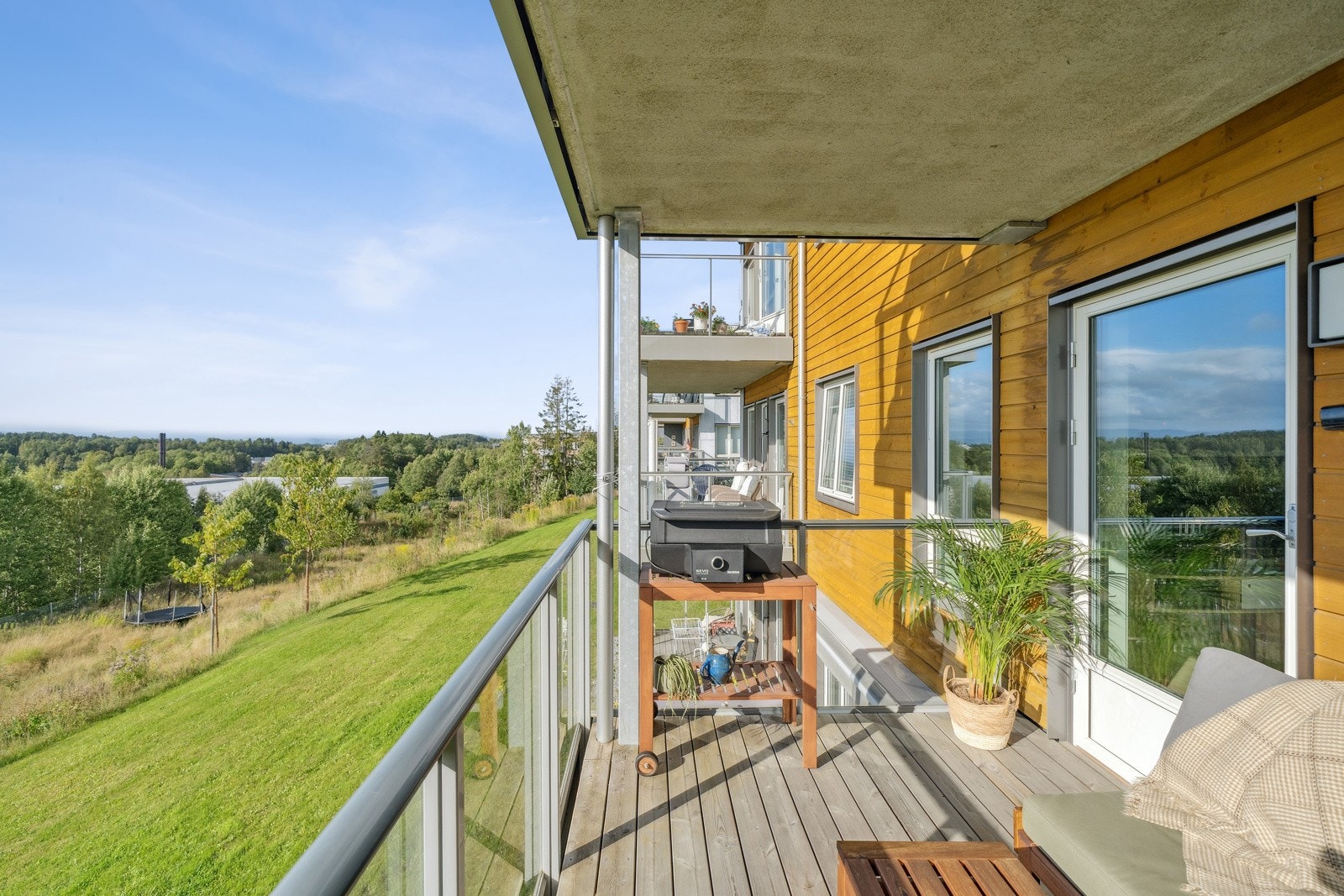 Her er det god plass til både utemøbler og grill ? et naturlig samlingspunkt for familie og venner. Galleribilde