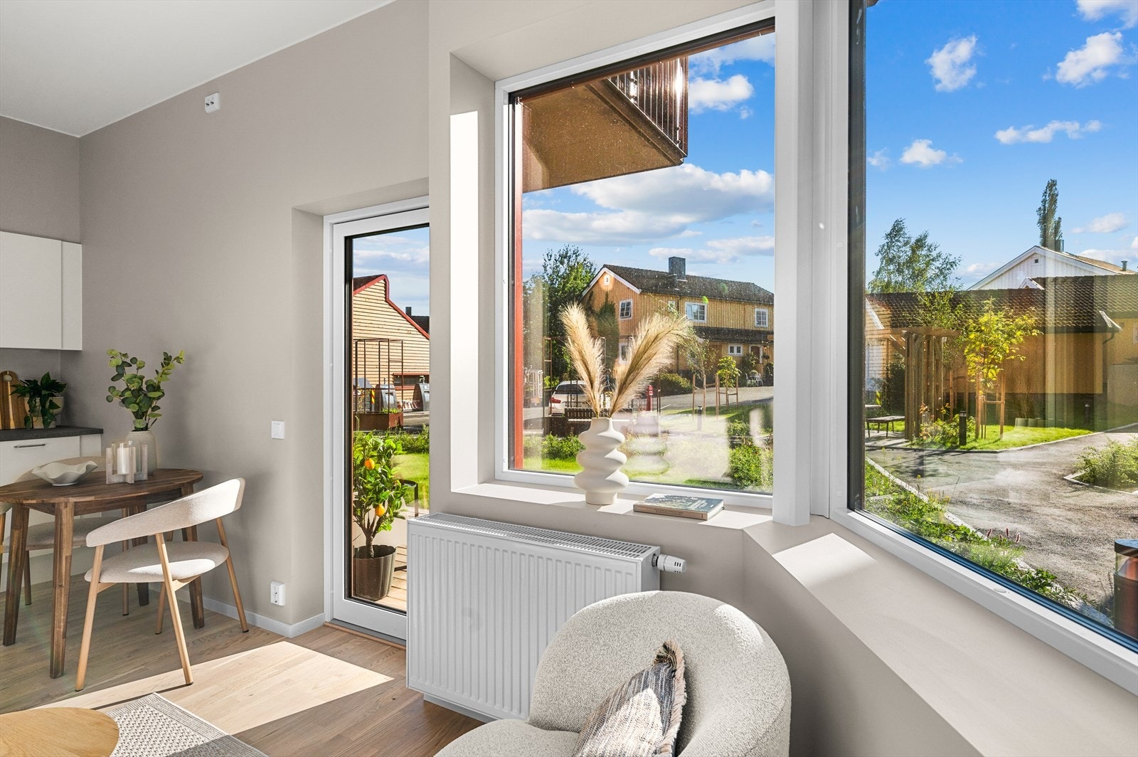 De store vindusflatene sørger for godt med utsyn samt at man får rikelig med lys i leiligheten. Galleribilde