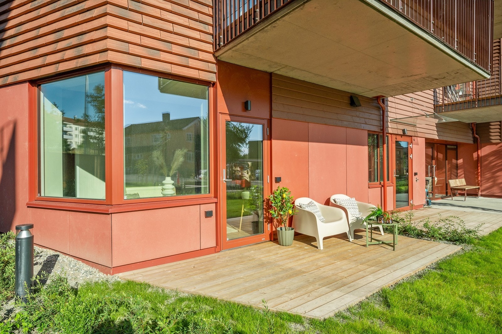 Terrassen er på 8 m² og har svært gode solforhold store deler av dagen. Galleribilde