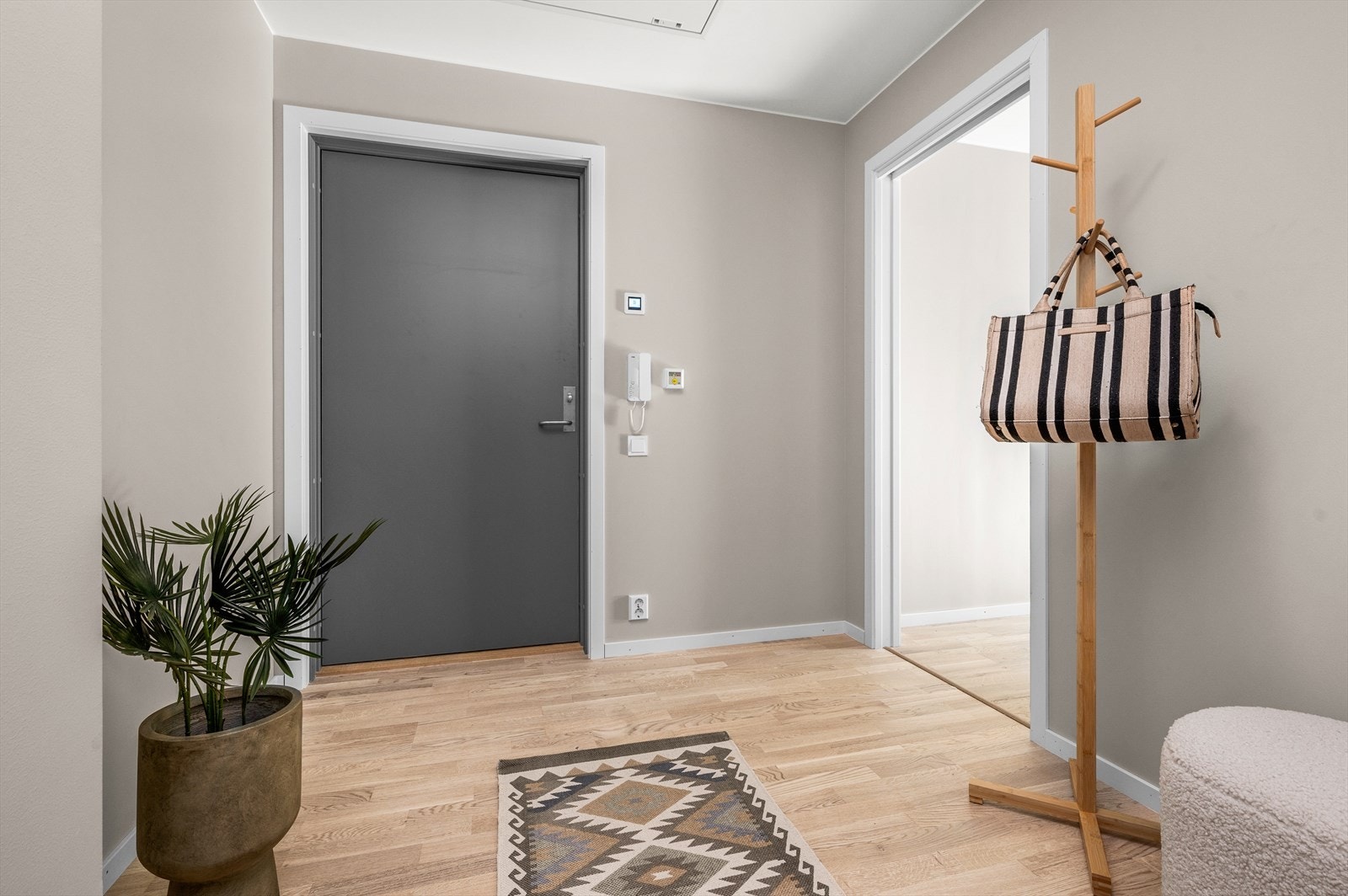 Her får du en svært romslig entré på 6,6 m² med god plass til oppbevaring av sko- og yttertøy. Galleribilde