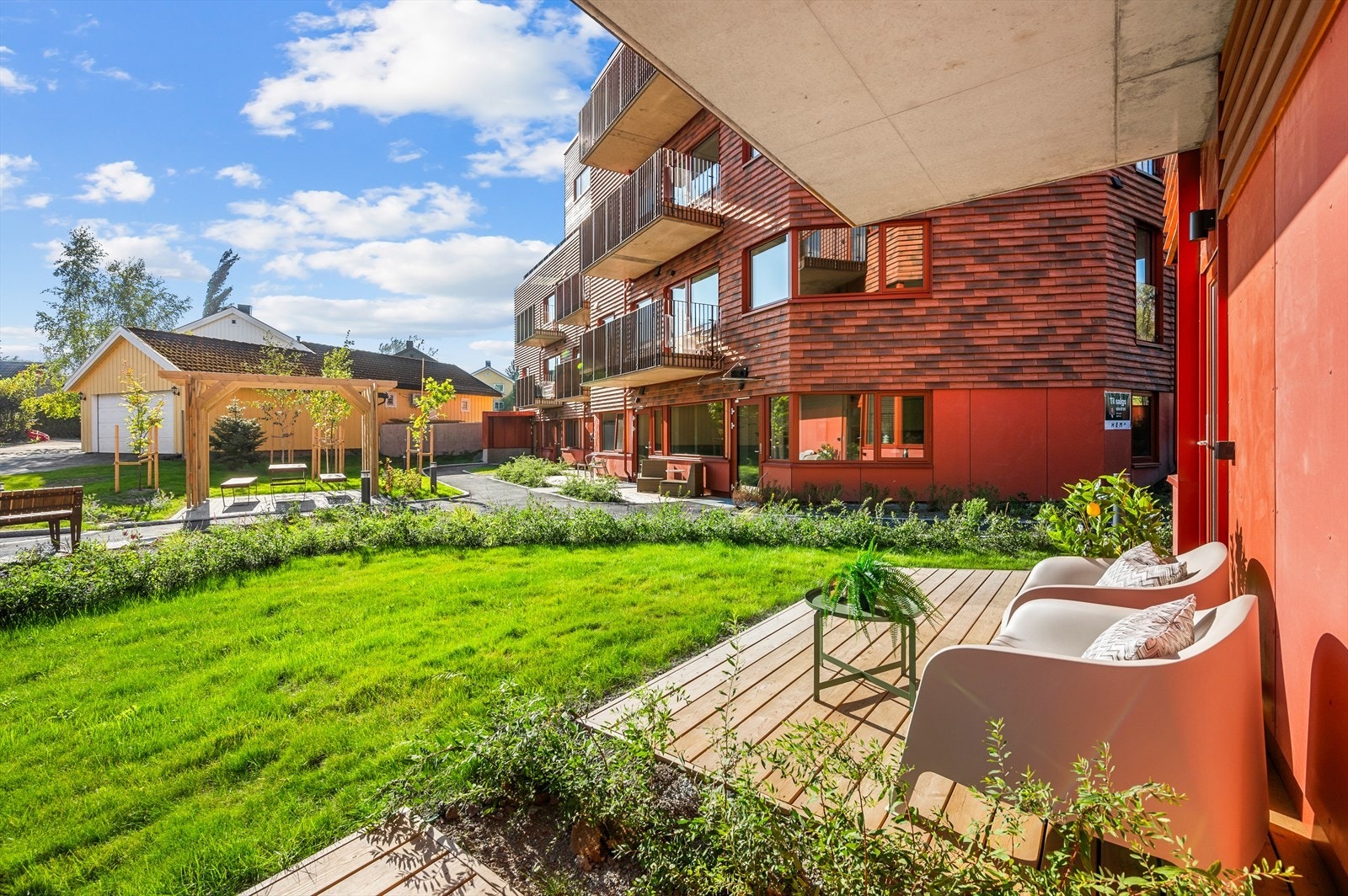 Foran terrassen har du en pent opparbeidet hageflekk og videre hyggelige fellesarealer. Galleribilde