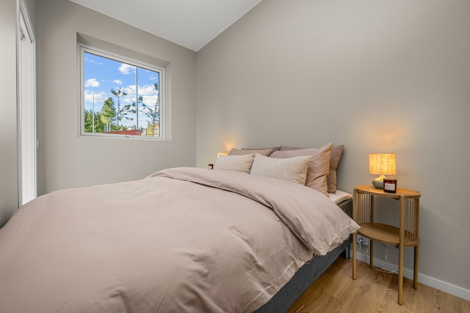 Leilighetens soverom måler hele 7,5 m² og har plass til dobbeltseng, garderobe og annet ønsket møblement. Galleribilde