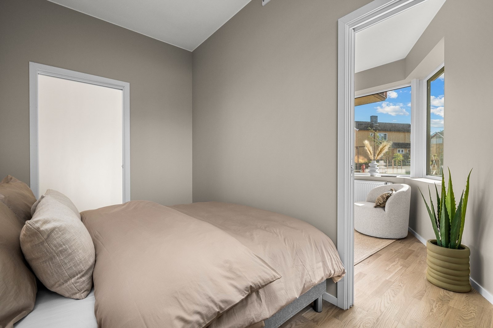 Soverommet har to dører, noe som gir fleksibilitet i møbleringen. Den ene døren kan enkelt kles igjen for å skape en større veggflate mot stuen. Galleribilde