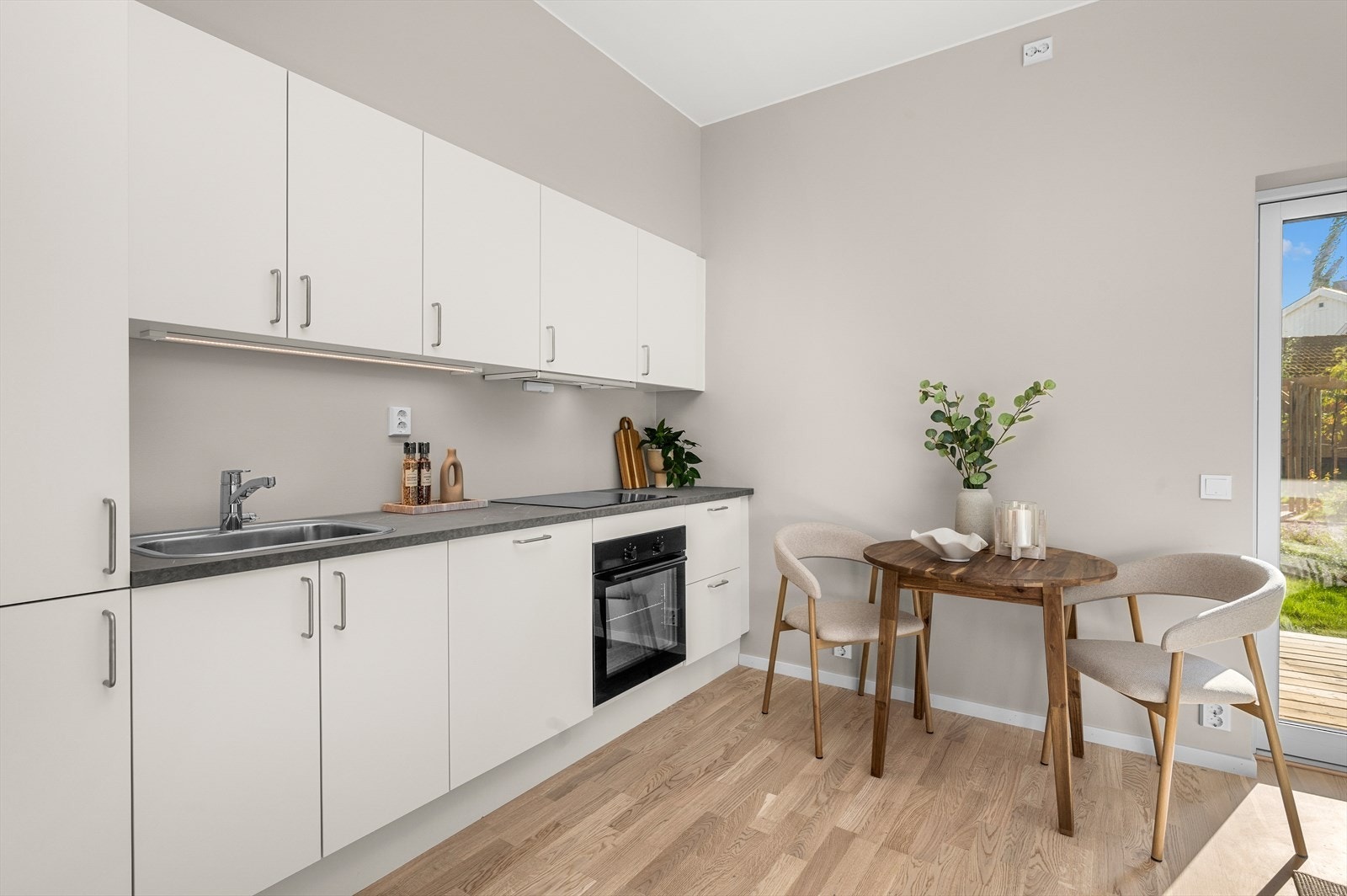 Her får du et stilrent og moderne kjøkken fra Svane, med integrerte hvitevarer samt god skap- og benkplass. Galleribilde