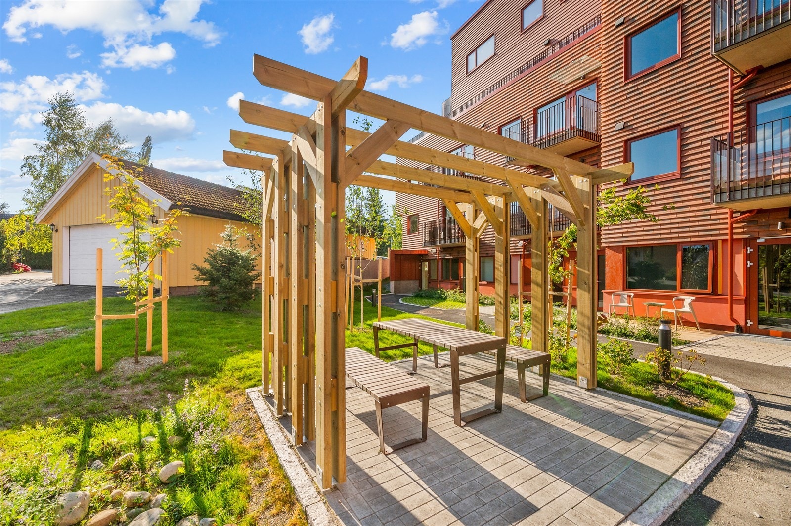 Det er også hyggelige fellesarealer i bakgården med sittegrupper og beplantning. Galleribilde