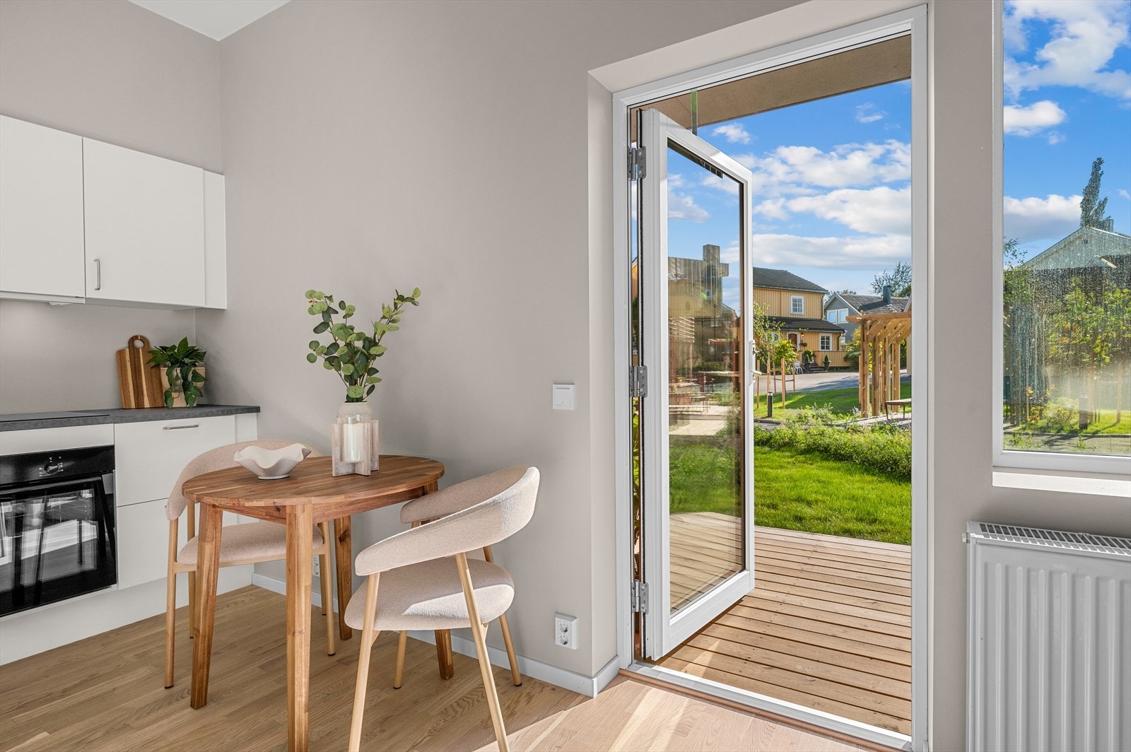 Den åpne stue- og kjøkkenløsningen måler 18,1 m² og er praktisk utformet. Planløsningen gir enkelt plass til ulike sittegrupper. Terrassen fungerer som en naturlig forlengelse av stuen på fine sommerdager. Galleribilde