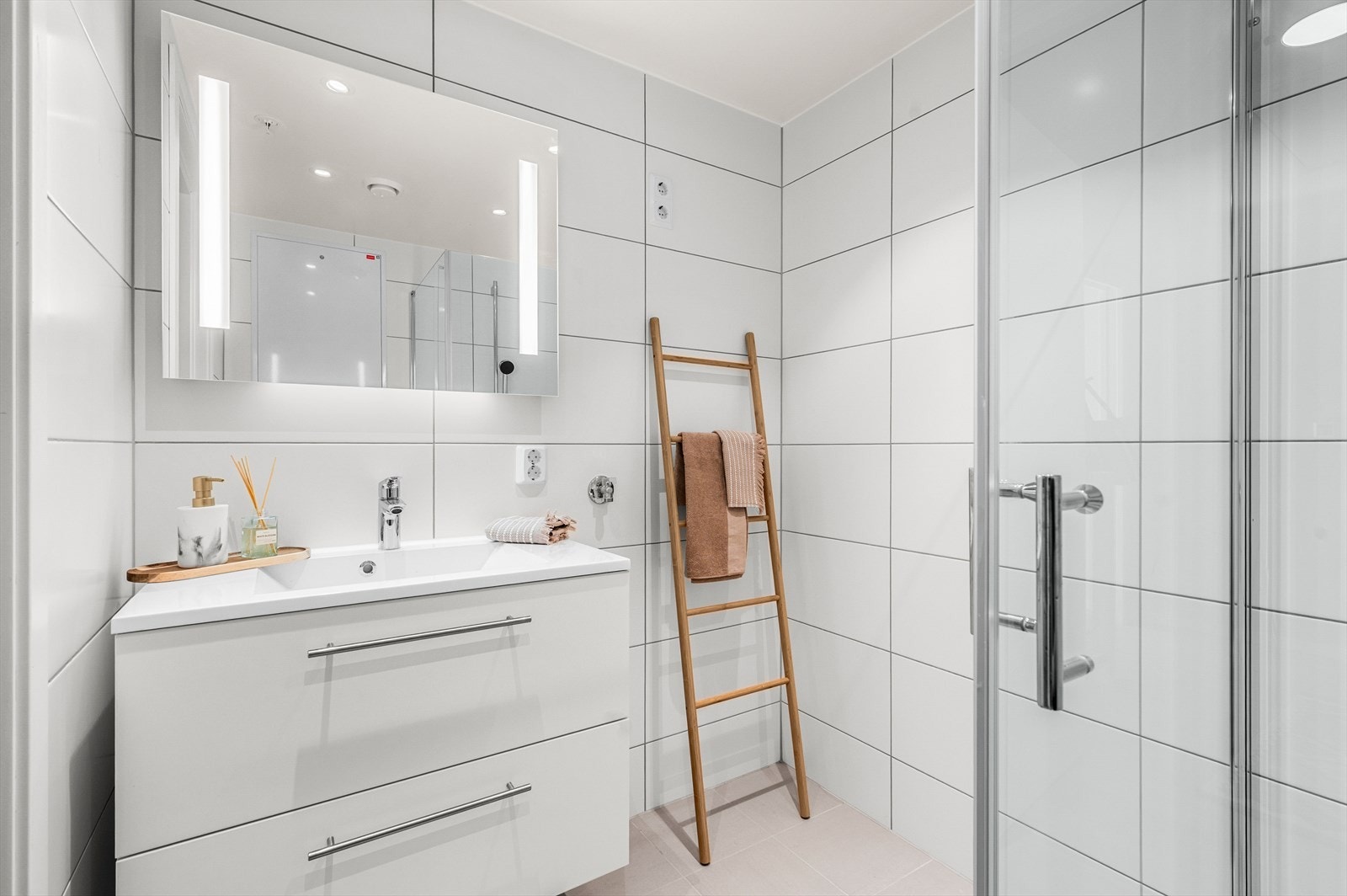 Moderne og lekkert bad med 30x30 fliser på gulv og 30x60 fliser på vegg. Badet byr også på behagelig gulvvarme. Galleribilde