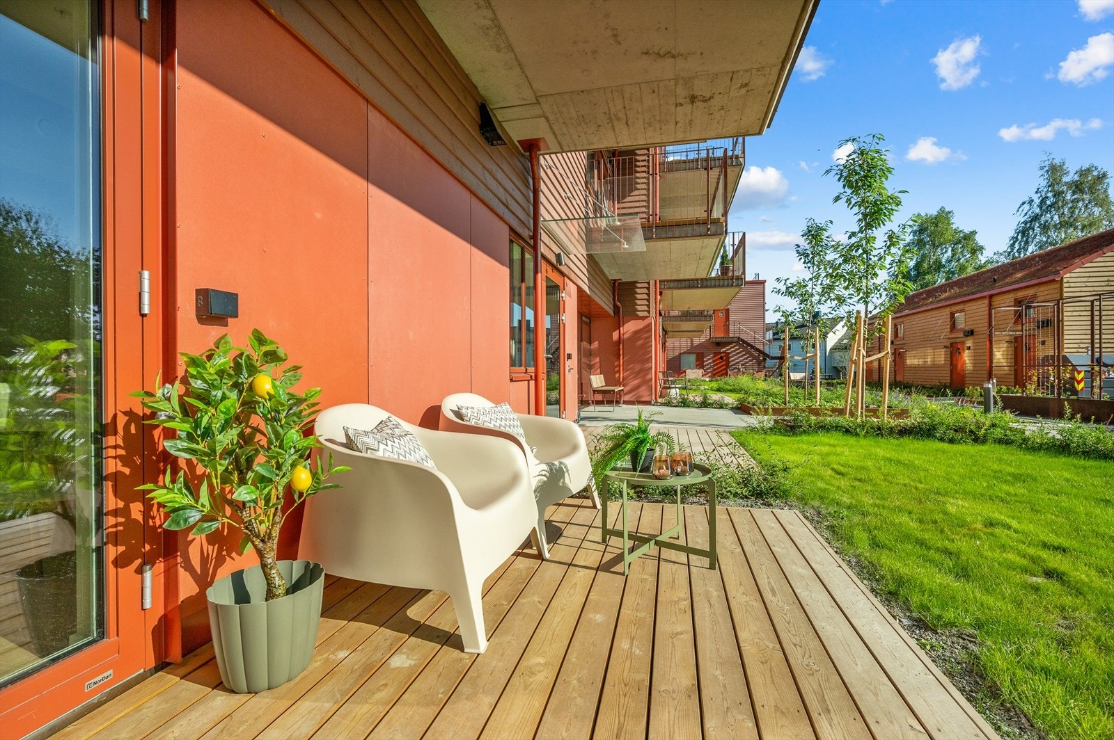 Fra leiligheten er det direkte adkomst til egen privat terrasse, med videre adkomst til hageflekk. Galleribilde