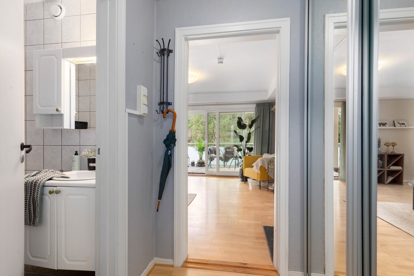 Hyggelig entré med praktisk skyvedørsgarderobe. Galleribilde
