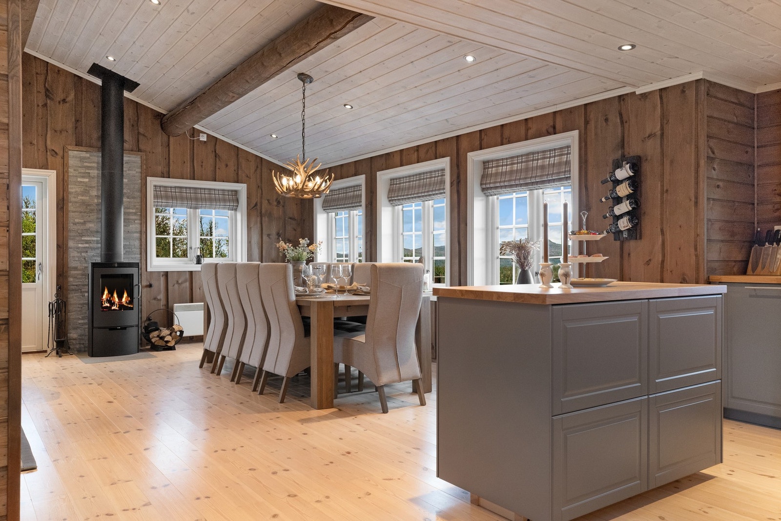 De mange vinduene slipper inn godt med dagslys Galleribilde