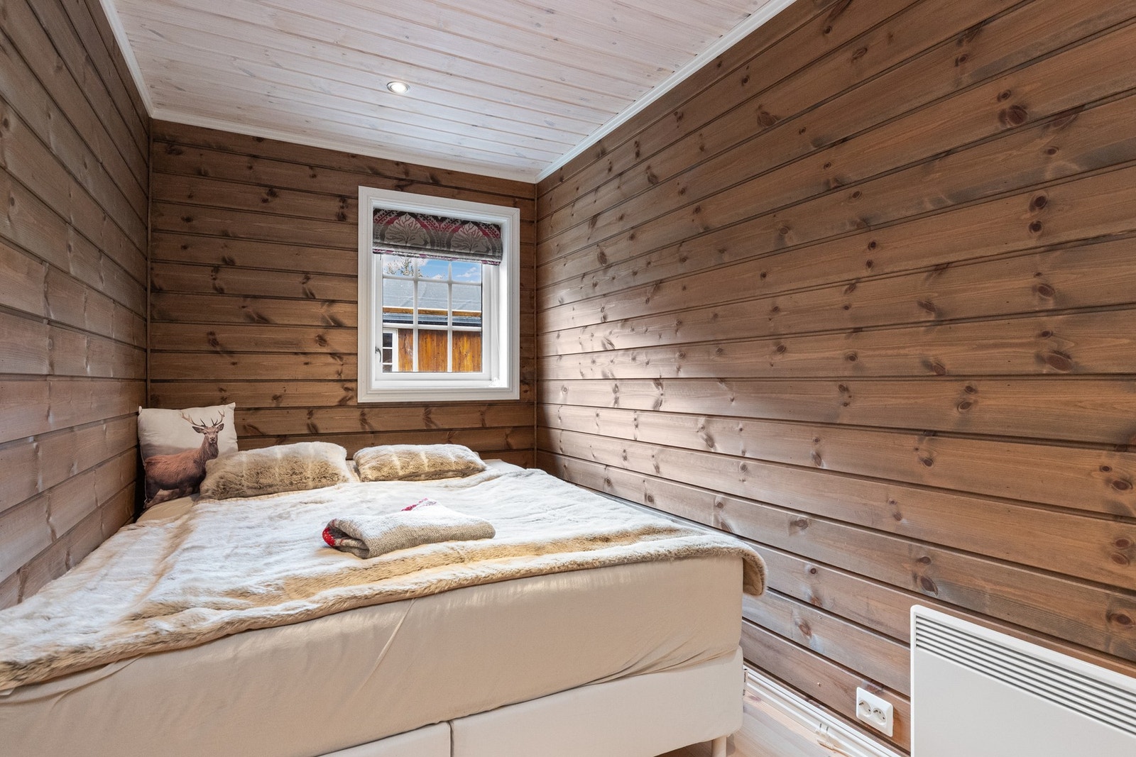 Dette rommet har plass til dobbeltseng Galleribilde