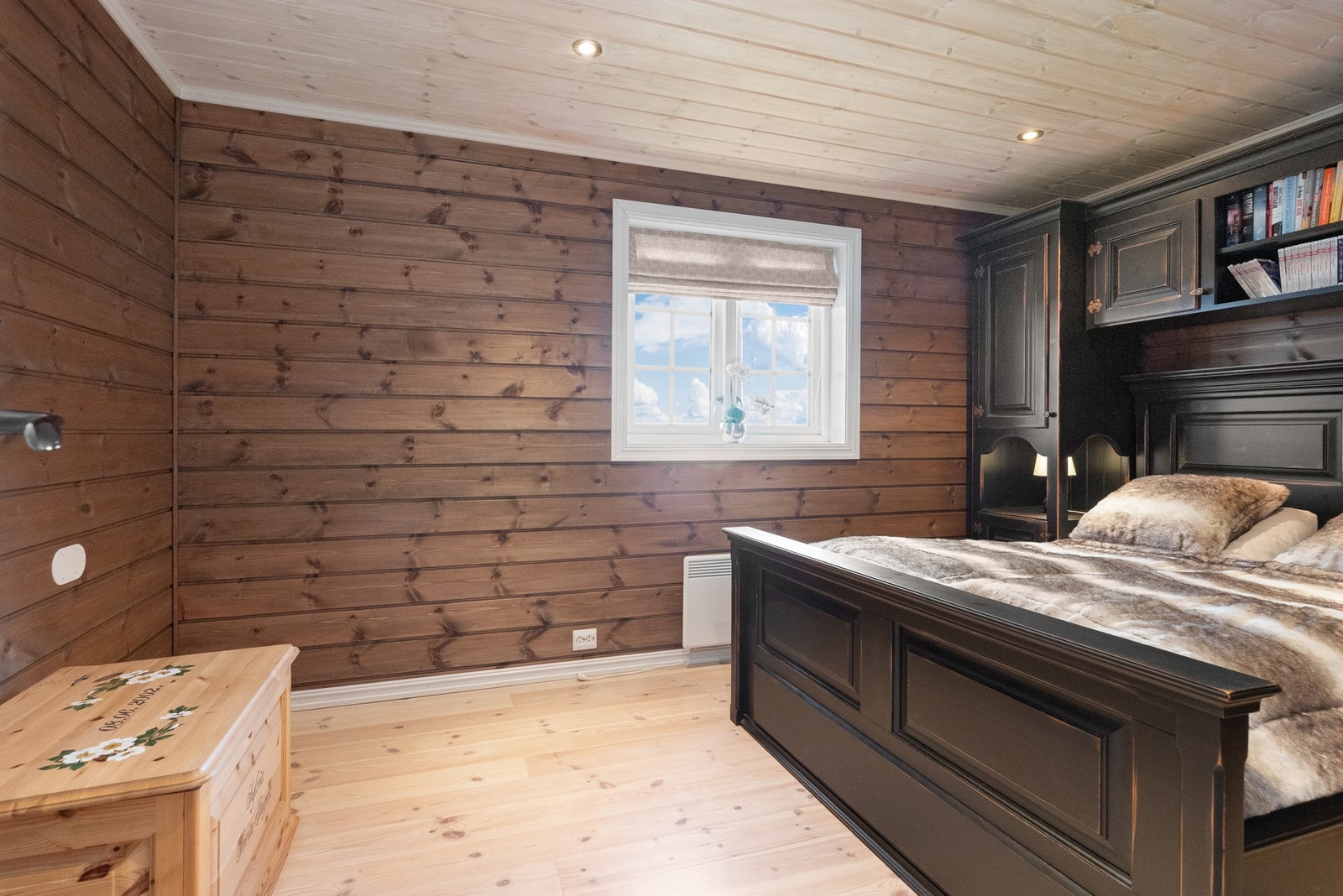 Dokka Bondemøbler har laget innredning på dette rommet Galleribilde