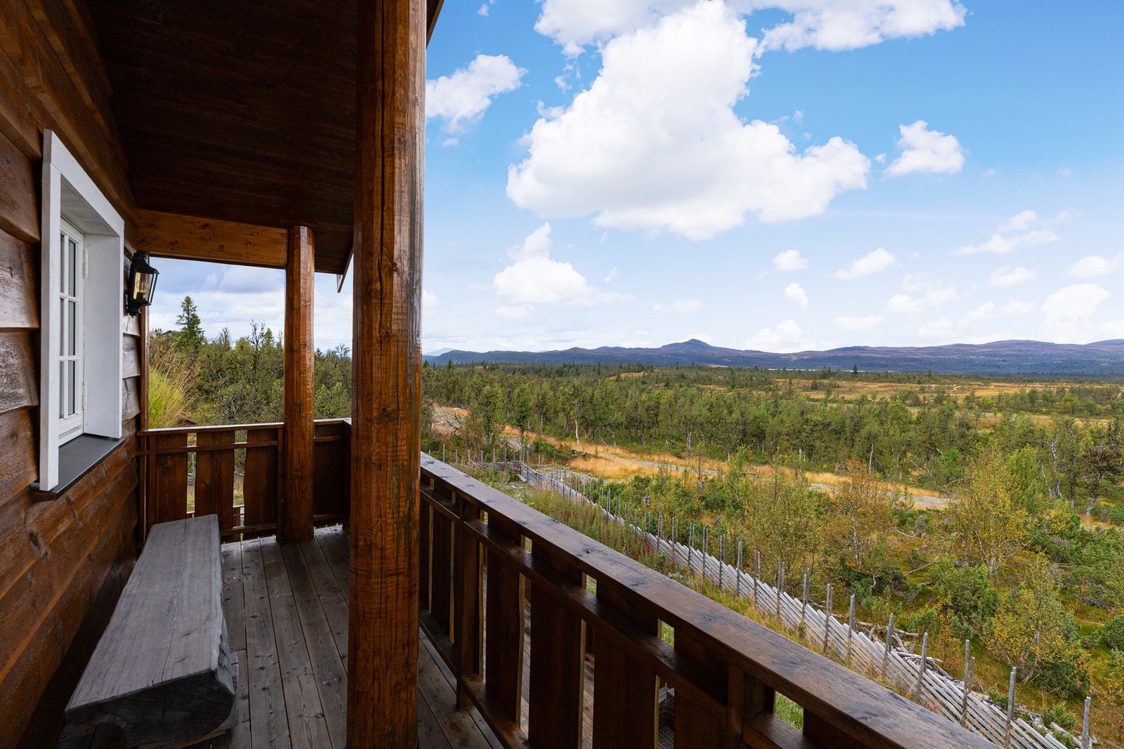 Balkongen har også plass til en mindre sitteplass Galleribilde