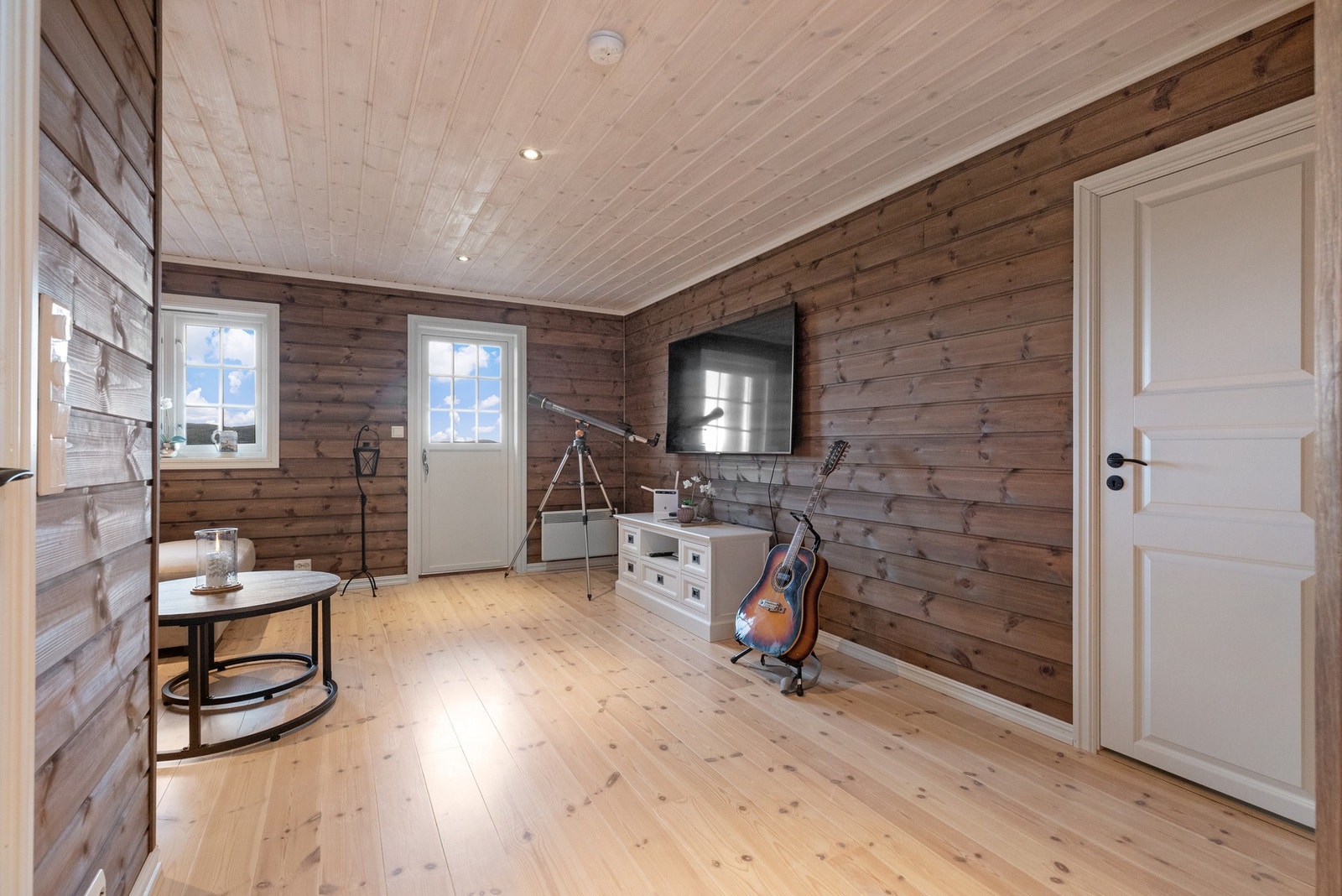 Oppe i andre etasje er det stue som passer fint når man er mange Galleribilde