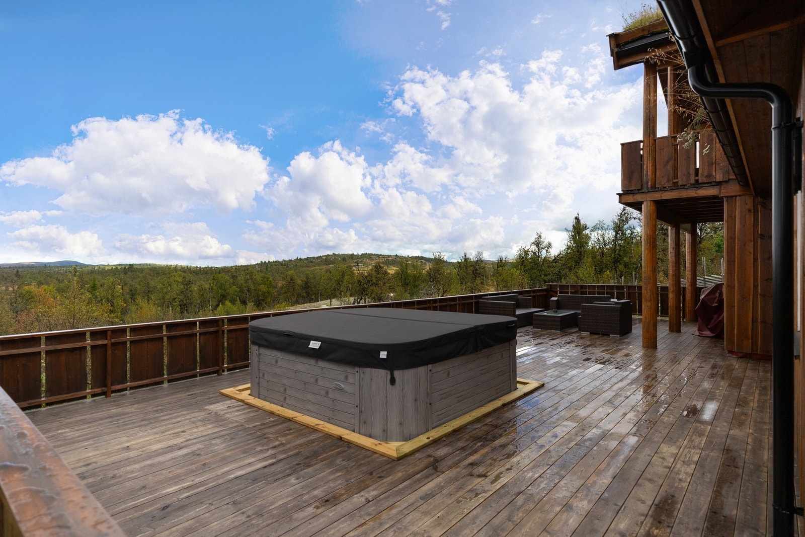 Romslig terrasse som har god plass til flere sittegrupper og her er det også plassert Jacuzzi som er av høy kvalitet Galleribilde