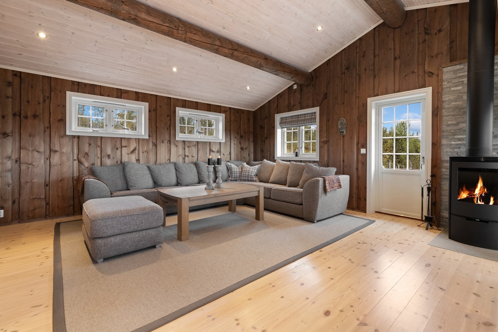 Villmarkpanel på veggene i beiset utførelse Galleribilde