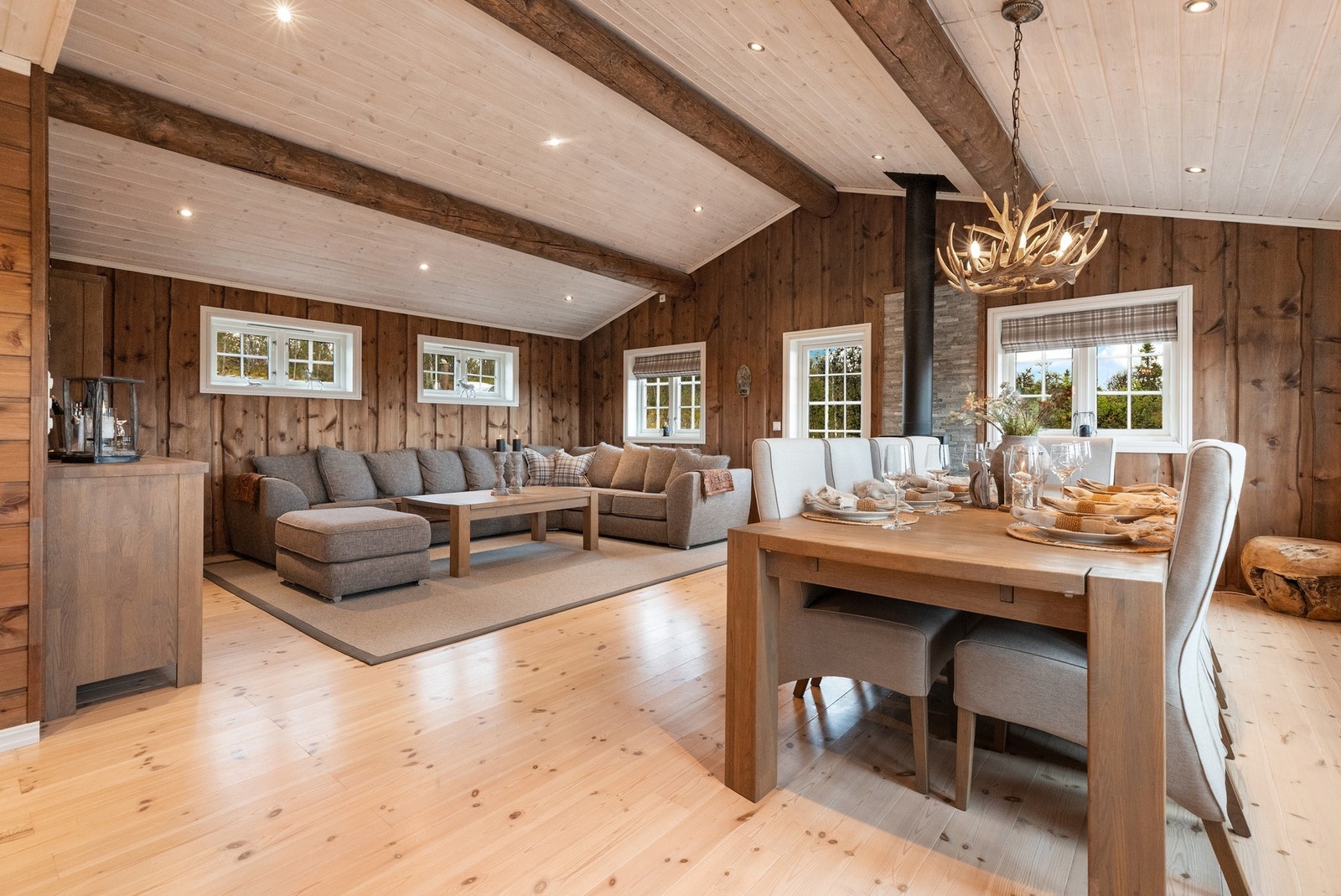 Stuen har god plass med åpen og inkluderende løsning Galleribilde