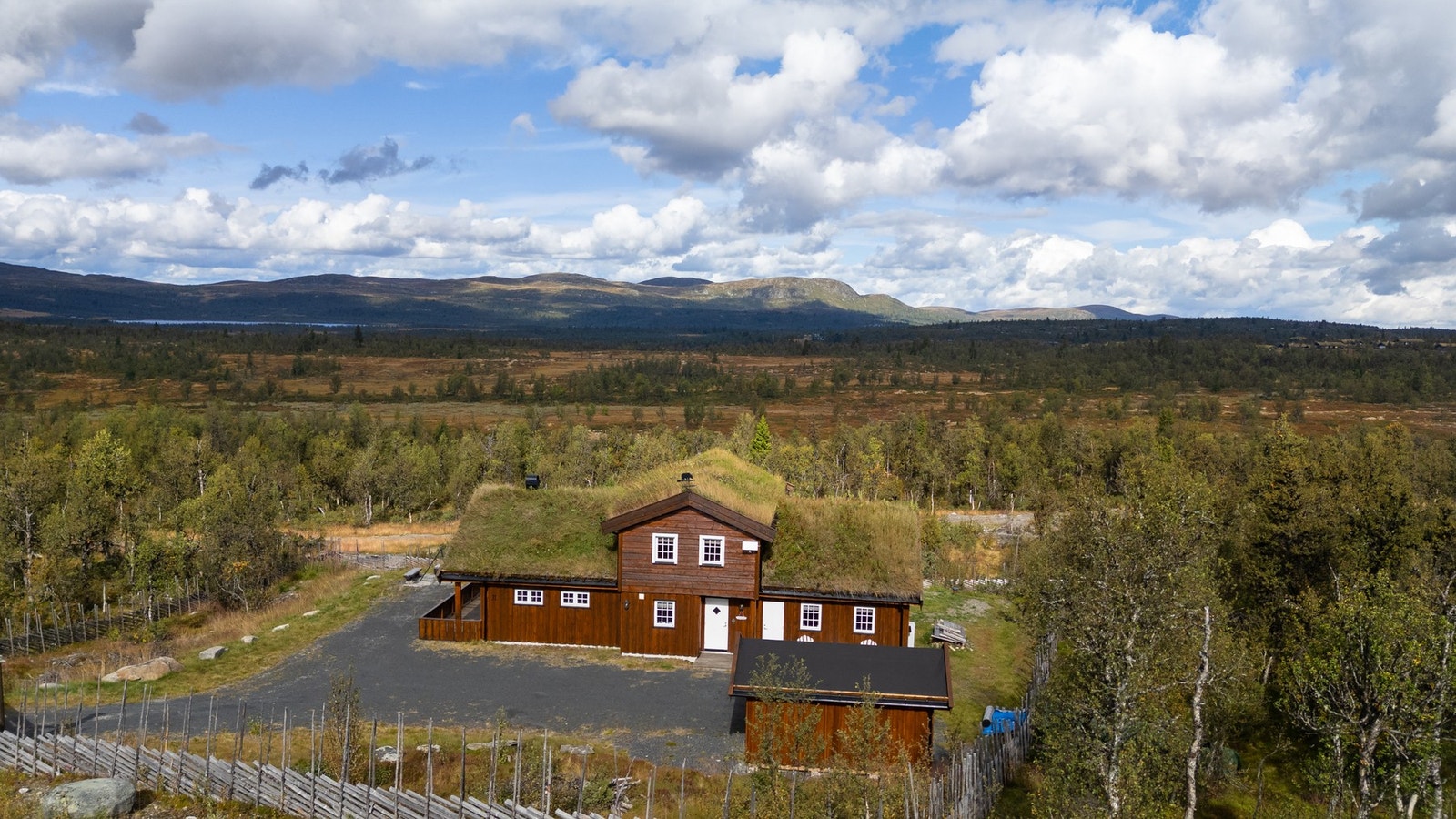 Praktisk uthus med god plass til oppbevaring Galleribilde