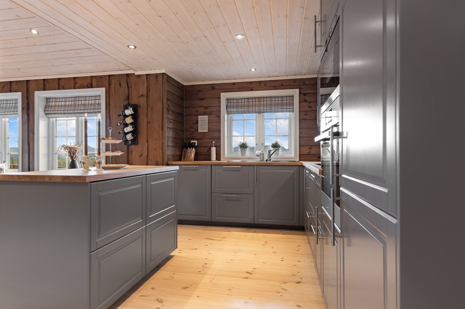 Flott innredning - profilerte fronter i en grå, delikat fargetone Galleribilde