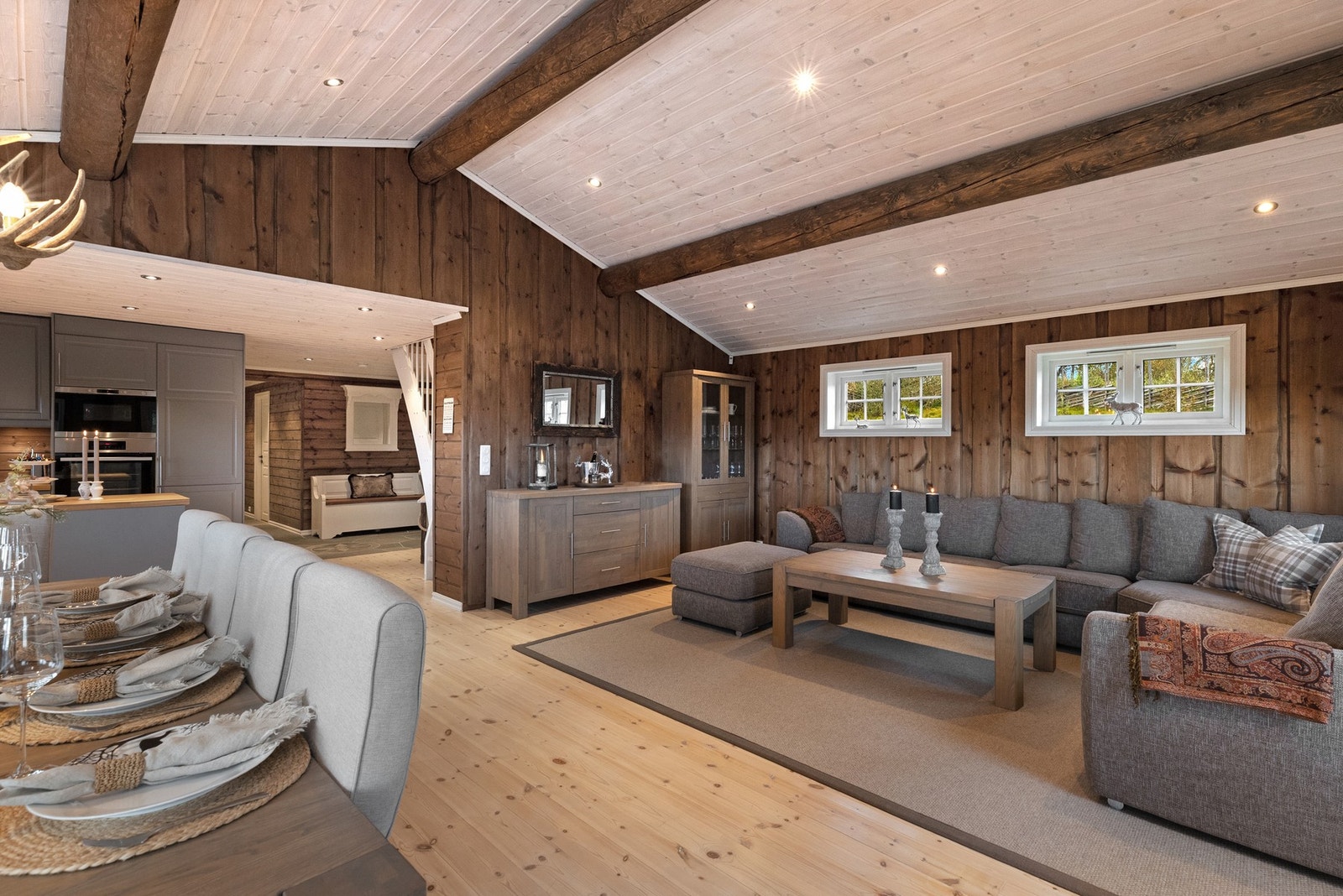 Når kvelden kommer er det hyggelig samles i sofaavdelingen til brettspill Galleribilde