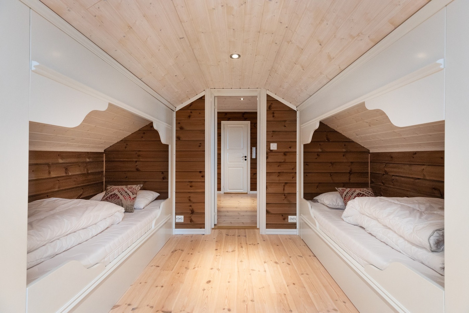 Møbler inne på hemsen er også laget av Dokka Bondemøbler Galleribilde