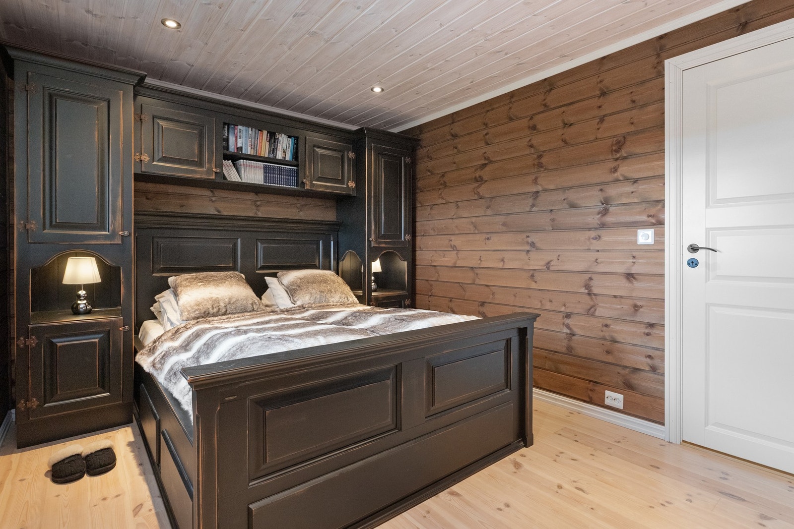 Hovedsoverom med plassbygd dobbeltseng, garderobeskap på hver side og overskap over sengen Galleribilde