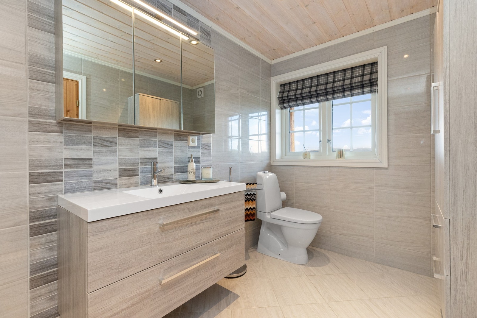 Flott innredning med underskuffer og høyskap samt toalett Galleribilde