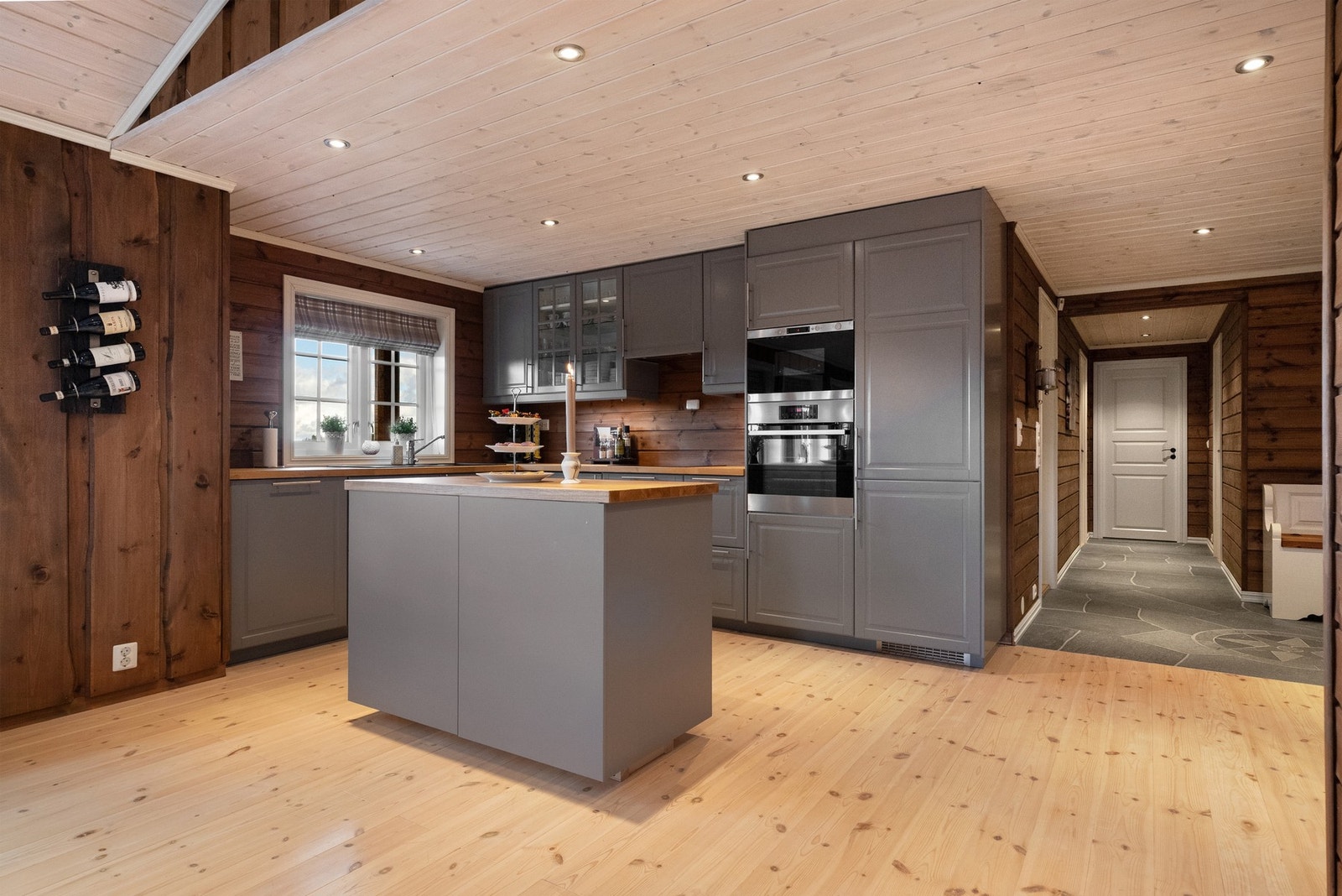 Sosialt kjøkken med den åpne løsningen og samlingspunkt kan fort blir rundt kjøkkenøya Galleribilde