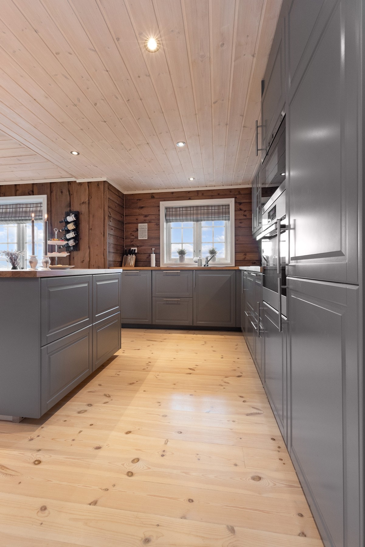 Godt med skapplass og kjøkkenøy bidrar til avlastningsbenk samt mer oppbevaringsplass Galleribilde