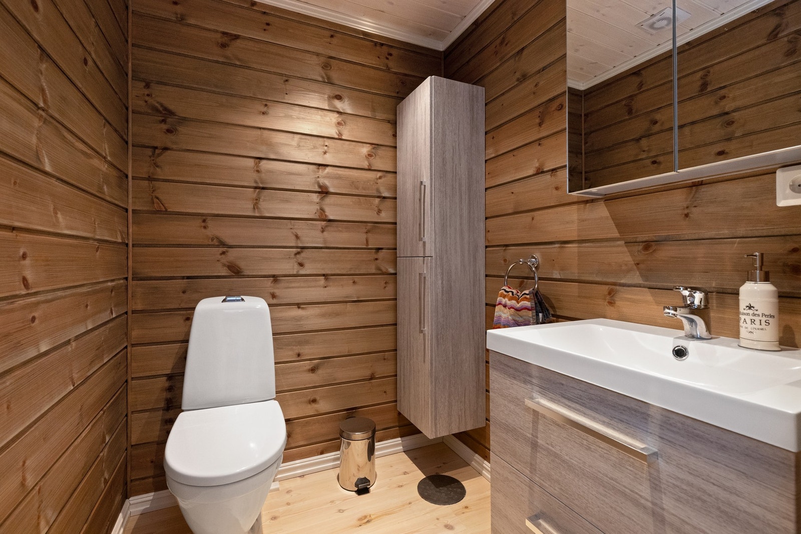 Toalettrom med flott innredning og toalett Galleribilde