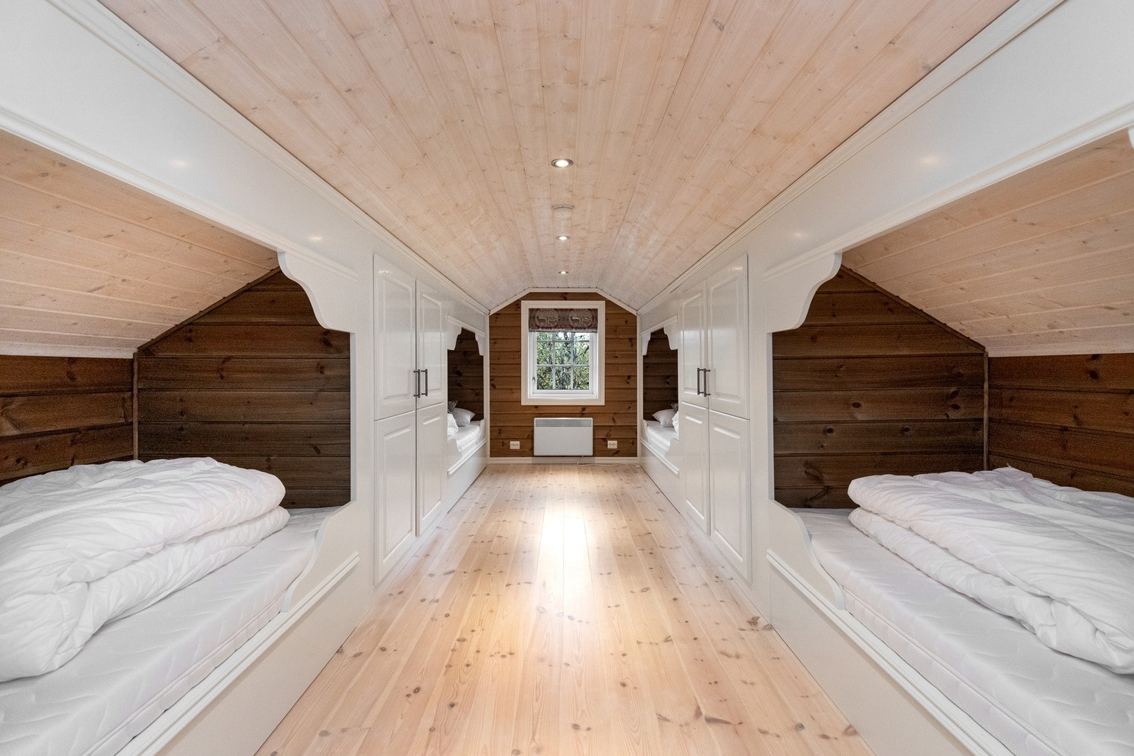 Hemsen er innredet med sengeplasser, vi gjør oppmerksom på at hemsen ikke tilfredsstiller dagens krav til varig opphold/soverom Galleribilde