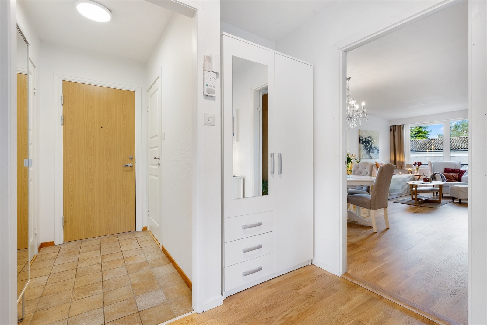Velkommen inn! Stor og praktisk entré / hall med gode lagringsmuligheter Galleribilde