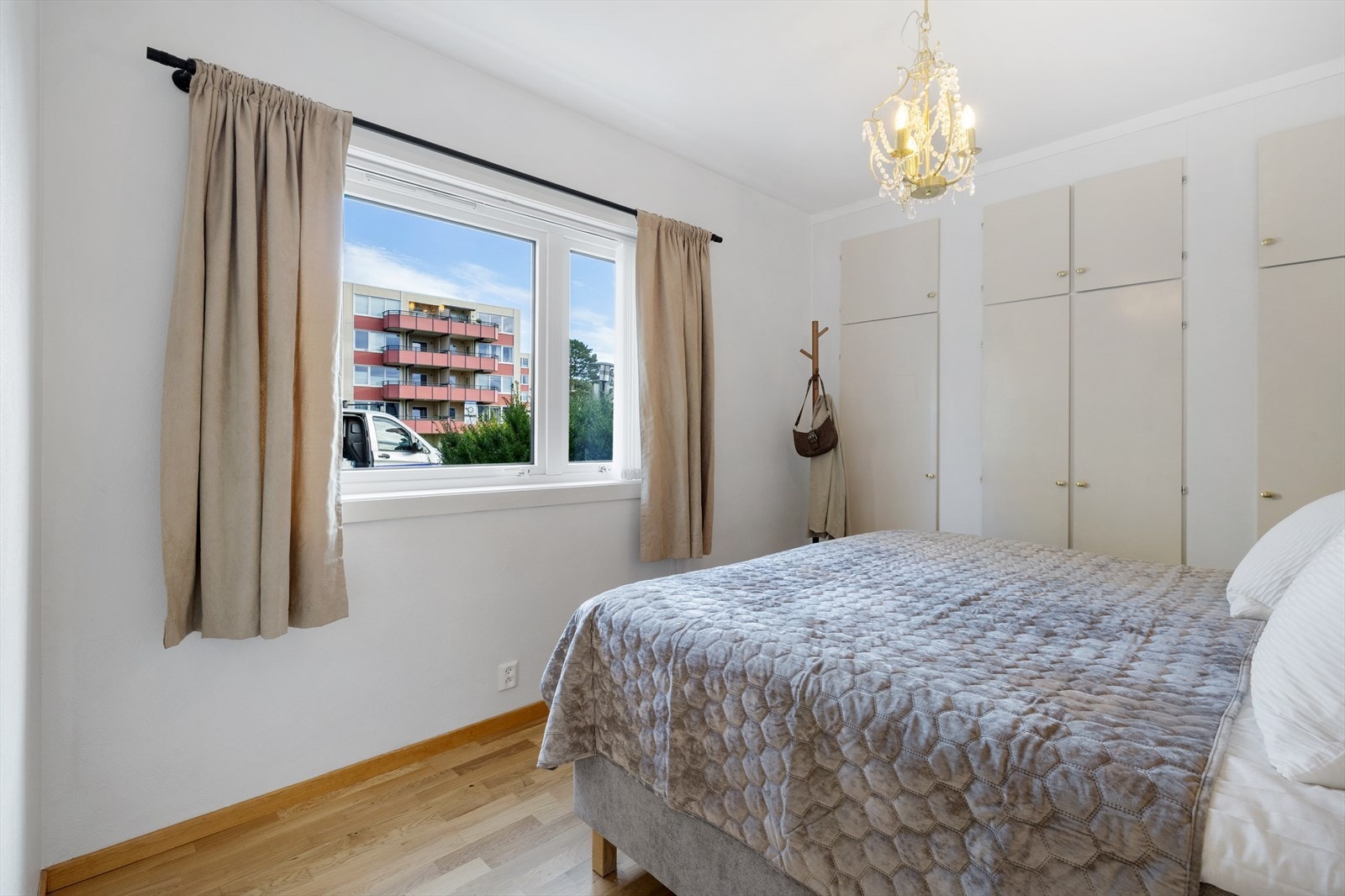Hovedsoverommet er på 11m² og har godt med oppbevaringsplass Galleribilde