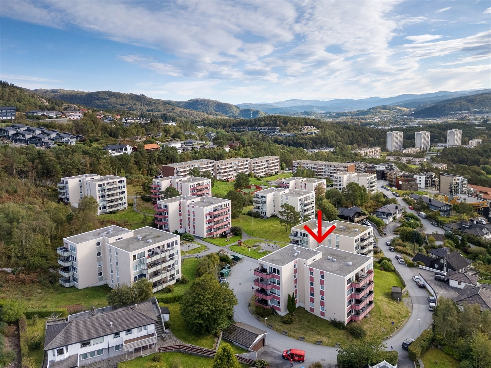 Eiendommen har en tilbaketrukket, barnevennlig og praktisk beliggenhet i Haukedalen Borettslag Galleribilde