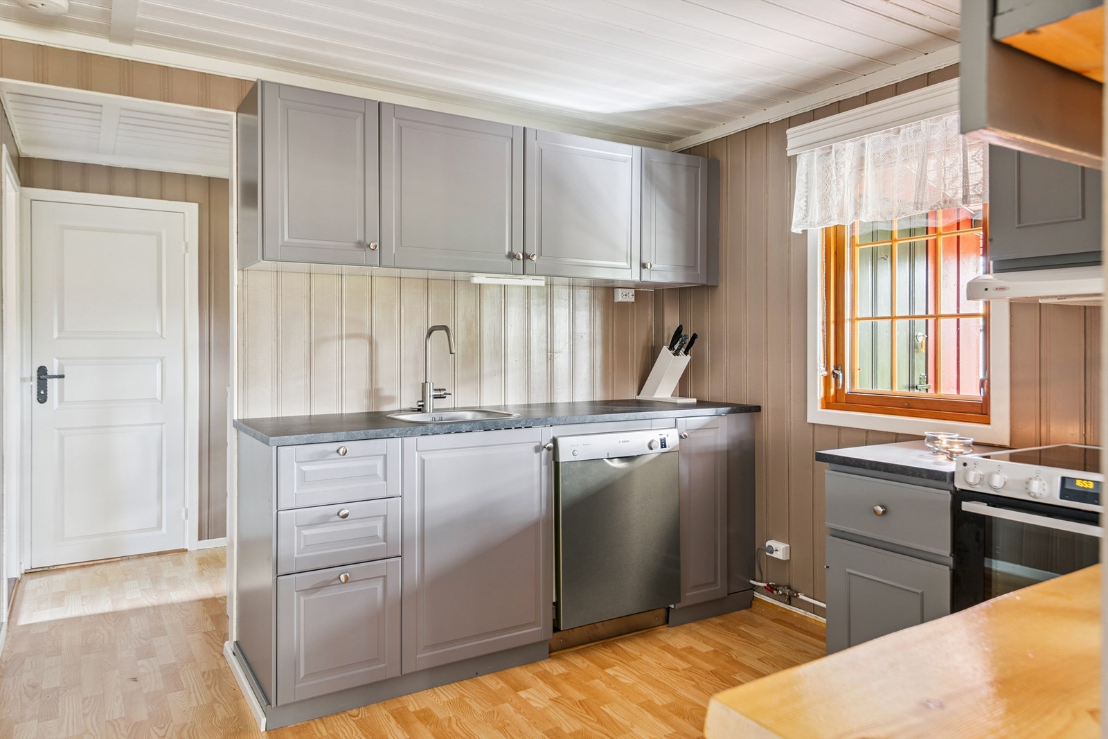 En praktisk arbeidsbenk med nedfelt stålkum og ett-greps kran. Galleribilde