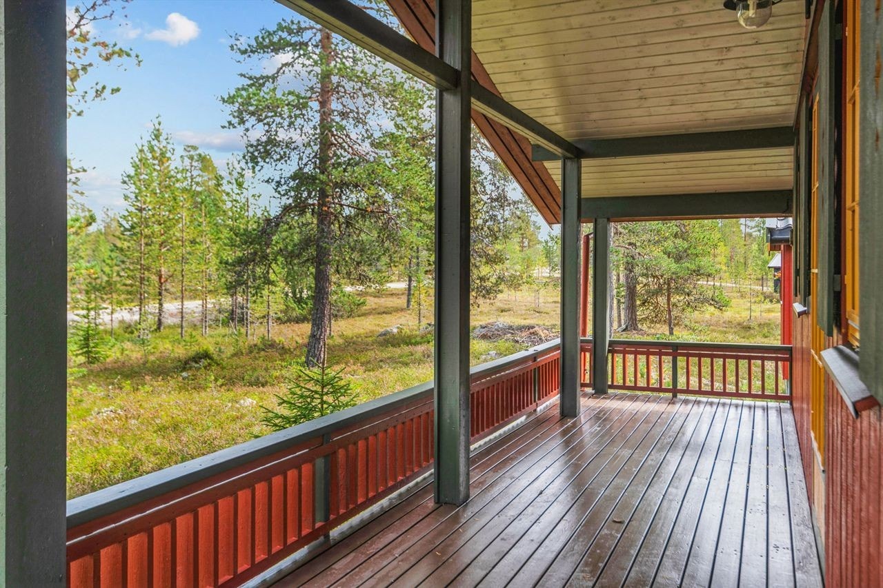 En del av verandaen er overbygget, noe som gir ly for vær og vind. Galleribilde