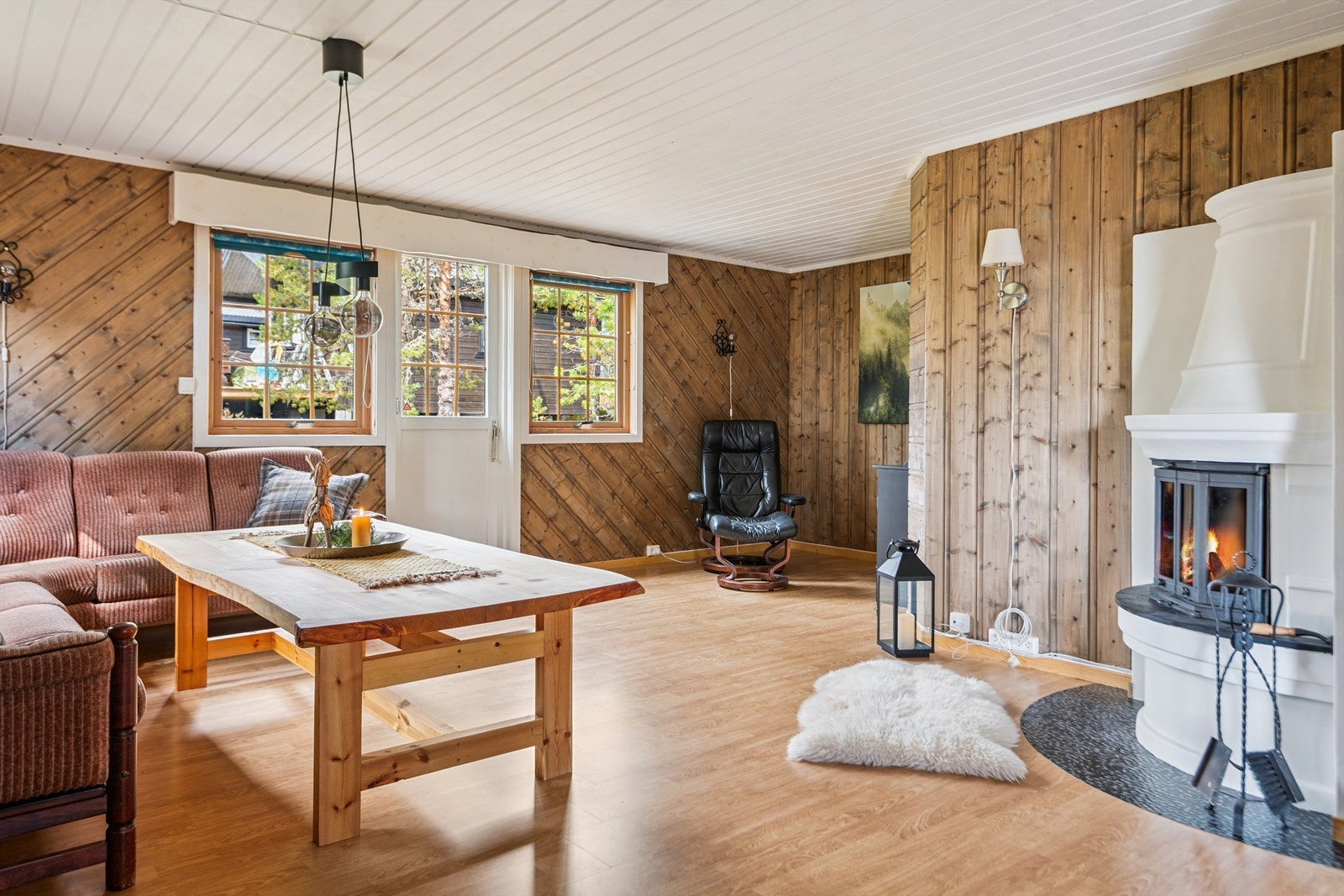 Fra stuen er det direkte utgang til den store, delvis overbygde verandaen på 68 m². Galleribilde